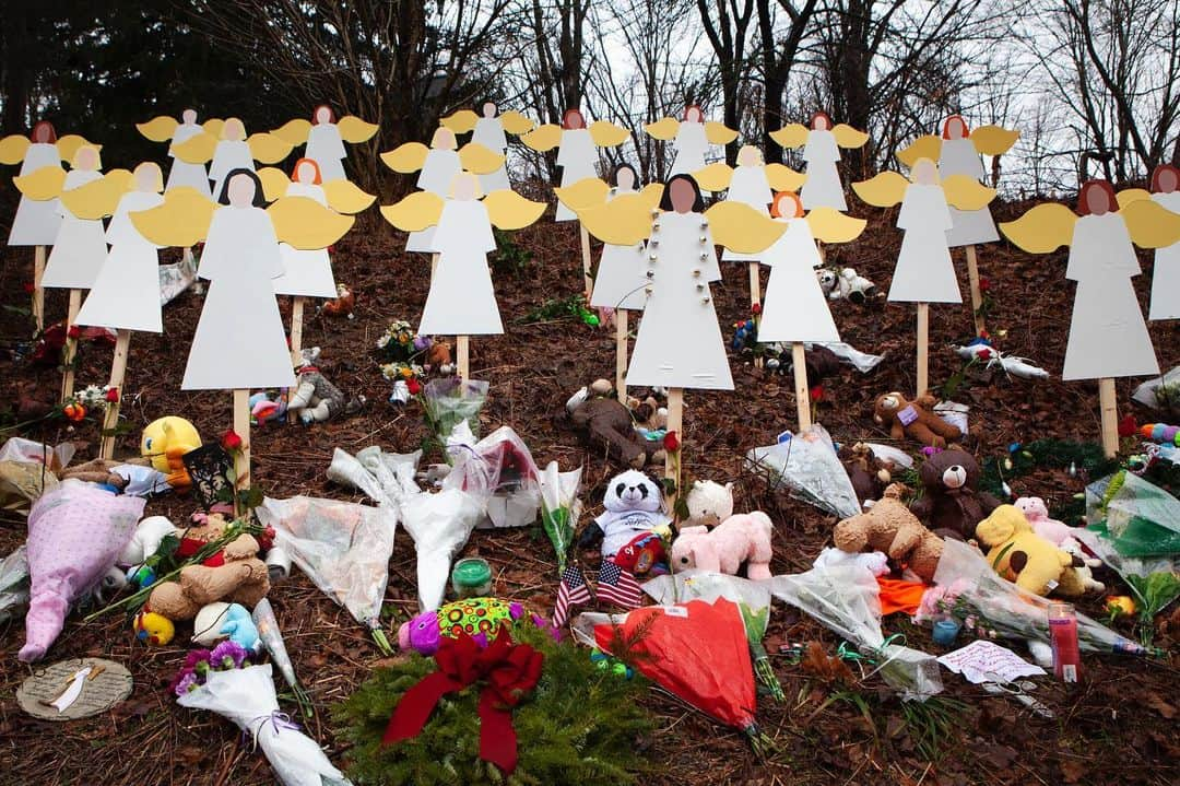 Q. Sakamakiのインスタグラム：「Remembering of Sandy Hook elementary school massacre in December 14, 2012, in Newtown, Connecticut, United States, as it marks 10th anniversary today. On the morning, after killing his mother, violence-obsessed 20-year-old Adam Lanza with AR-15-style Bushmaster semi-automatic rifle went to Sandy Hook elementary school, and shot and killed 20 first-grade children and six adults before killing himself. It made a sensation across United Sates, even in the world. Yet, still similar gun involved massacres or violent events continue across Unites Sates. These images were photographed on December 18, 2022, 4 days later, in Newtown. #SandyHookMassacre #SandyHook #Rip #gunviolence」