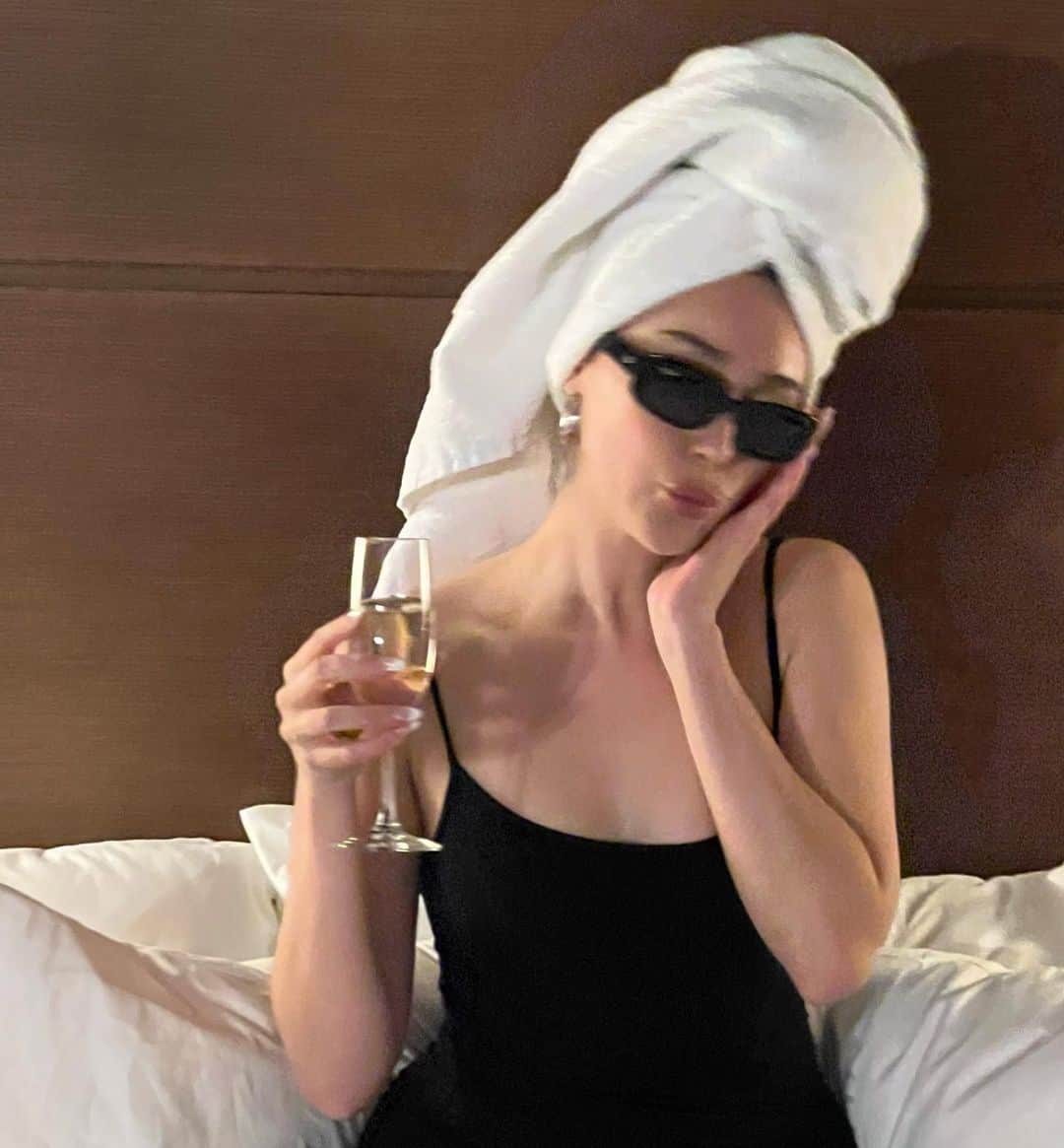 アリシア・デブナム・キャリーのインスタグラム：「🥂✨」