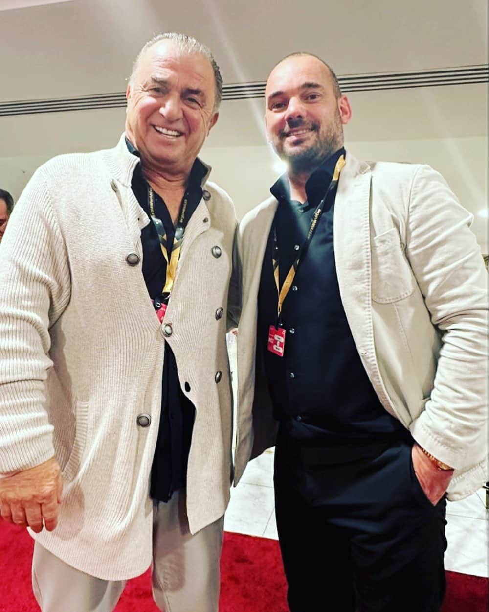 ヴェスレイ・スナイデルのインスタグラム：「Reunited!!! ❤️💛❤️ Imparator」