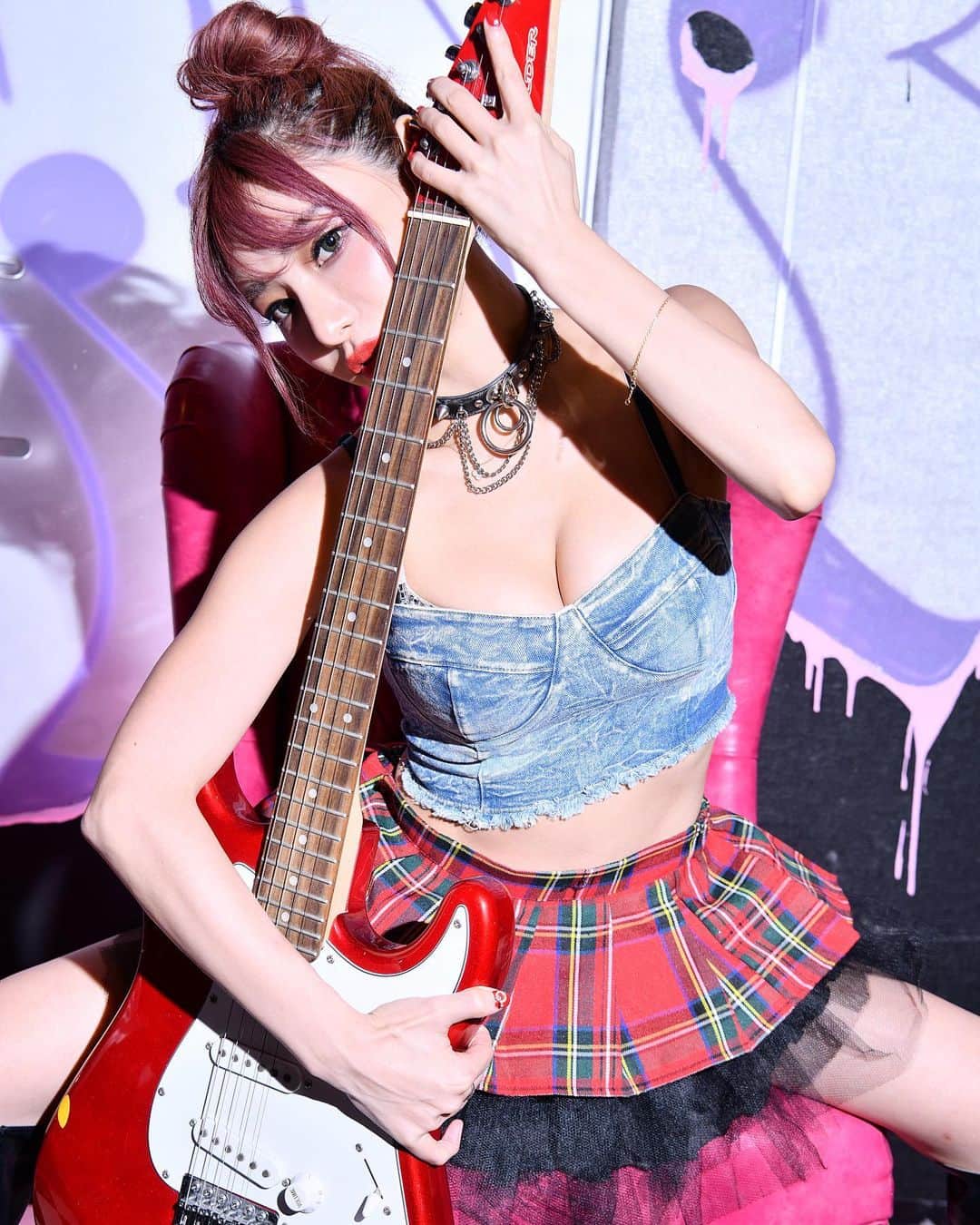 Miiさんのインスタグラム写真 - (MiiInstagram)「私の原動力はきみ  #バーレスク#バーレスク東京  #burlesque#burlesquet#photo #entertainment #エンタメ#dance #singer#japan#japanesegirl  #撮影#スタジオ撮影#ギター#ロック #fukawadaichi」12月15日 6時13分 - mii_burlesque
