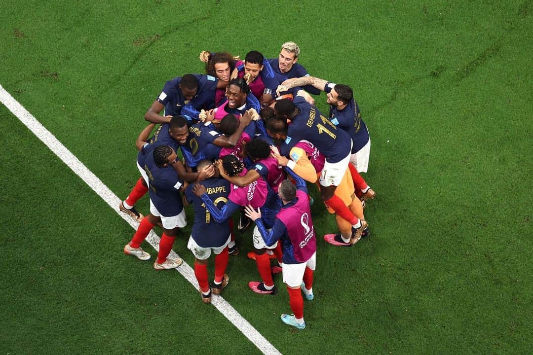 ウスマン・デンベレさんのインスタグラム写真 - (ウスマン・デンベレInstagram)「En finale de la Coupe du monde ! 👊🏿Quelle fierté !!! 💙🤍❤️ #fiersdetrebleus」12月15日 8時15分 - o.dembele7