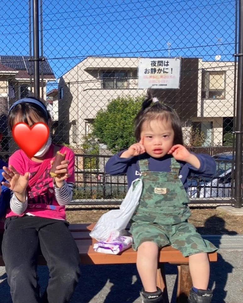 桜田聖子さんのインスタグラム写真 - (桜田聖子Instagram)「おはようございます😊  全くInstagramを更新しないまま、気づけば今年もあと僅か😆  毎日がなんて早いんだっ‼️  皆さん、お元気ですか❓  テルマは元気いっぱい過ごしています❣️  先日、自治会で行われた焼き芋のイベントに行ってきました🍠  ネェネの隣に座ってモグモグ😊 サツマイモ、大好きなので、食べまくってました😋  お外で食べるとまた美味しいんですよねー👍🏻  帰りは葉っぱと遊びながら帰ってきました🍁  最近は、色々な事に興味をもって、沢山の事を真似るのが楽しいテルマ😊  葉っぱを追いかけたり、風にふかれる葉っぱを、クルクル回って真似したり😉  テルマにとっては、枯葉も大事なお友達かな💕  年末年始、元気に過ごせますように❣️  #downsyndrome #specialneeds #trisomy21 #ダウン症 #ダウン症候群 #トリソミー21 #3歳10ヶ月 #成長記録 #生まれてきてくれてありがとう  #心室中隔欠損症  #男の子ママ  #男の子 #boy #ダウン症ボーイ #trisomy21boy」12月15日 8時52分 - seikosakurada