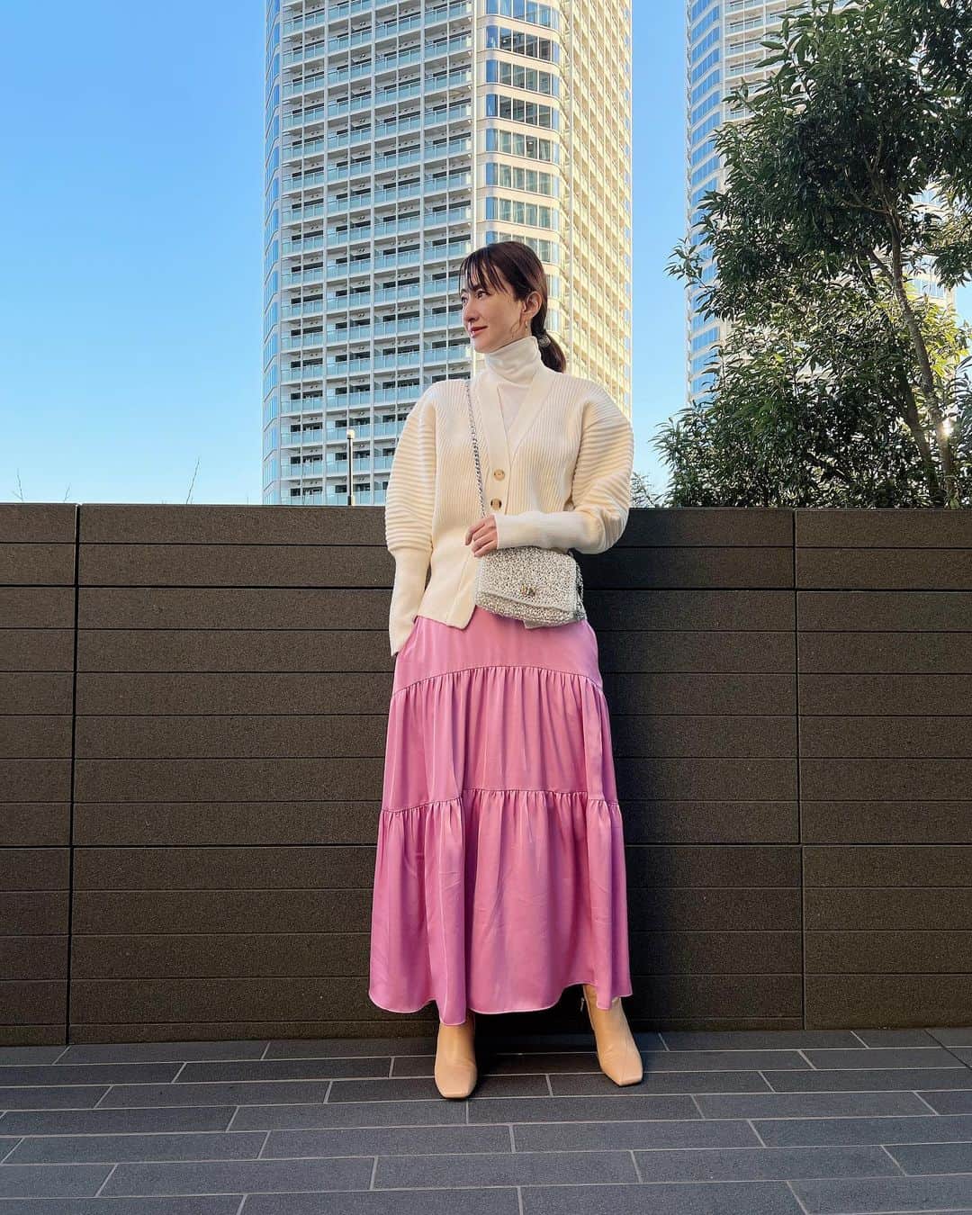 前田ゆかのインスタグラム：「清らかな白に🤍 晴れやかなピンク💓  この組み合わせは想像以上に 鮮やかな存在感。 気持ち高まります🤍🤍🤍  @cbp.tokyo  #cbptokyo #前田ゆかコラボ #ご購入くださりありがとうございました😊 #感謝です💕  #明日はインスタライブ #14時から #anteprima」