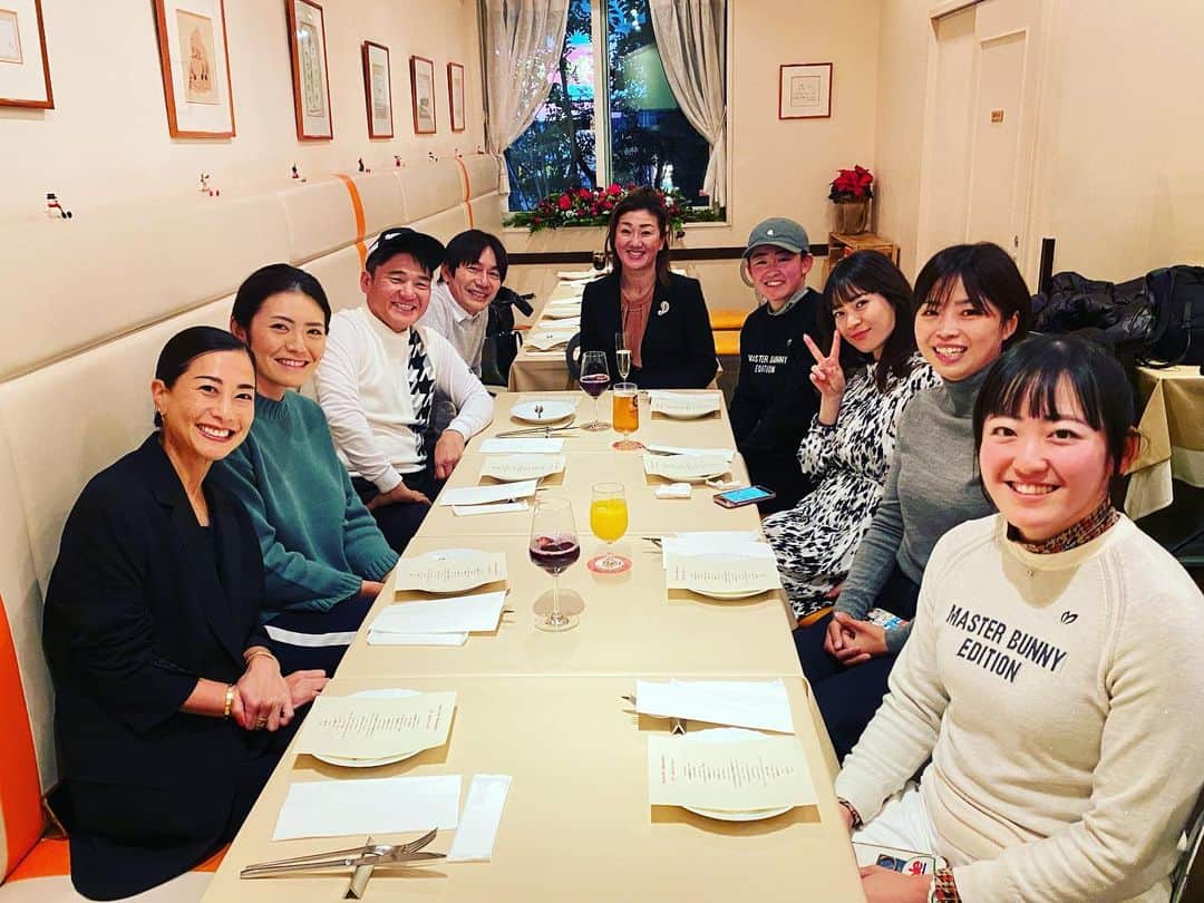 一ノ瀬優希のインスタグラム：「先日、マネージメントのみなさんでお食事会がありました！  所属しているプロがみんな集まるのは初めてで、すごく楽しい時間でした❤️  偉大な先輩方や、これからが楽しみな後輩達。  one for oneさんにお世話になって、8年ですが、こういう場に一緒にいられるのは幸せだなと感じました。  これからもどうぞよろしくお願い致します☺️  #お仕事のご依頼はoneforoneマネージメントまで❤️」