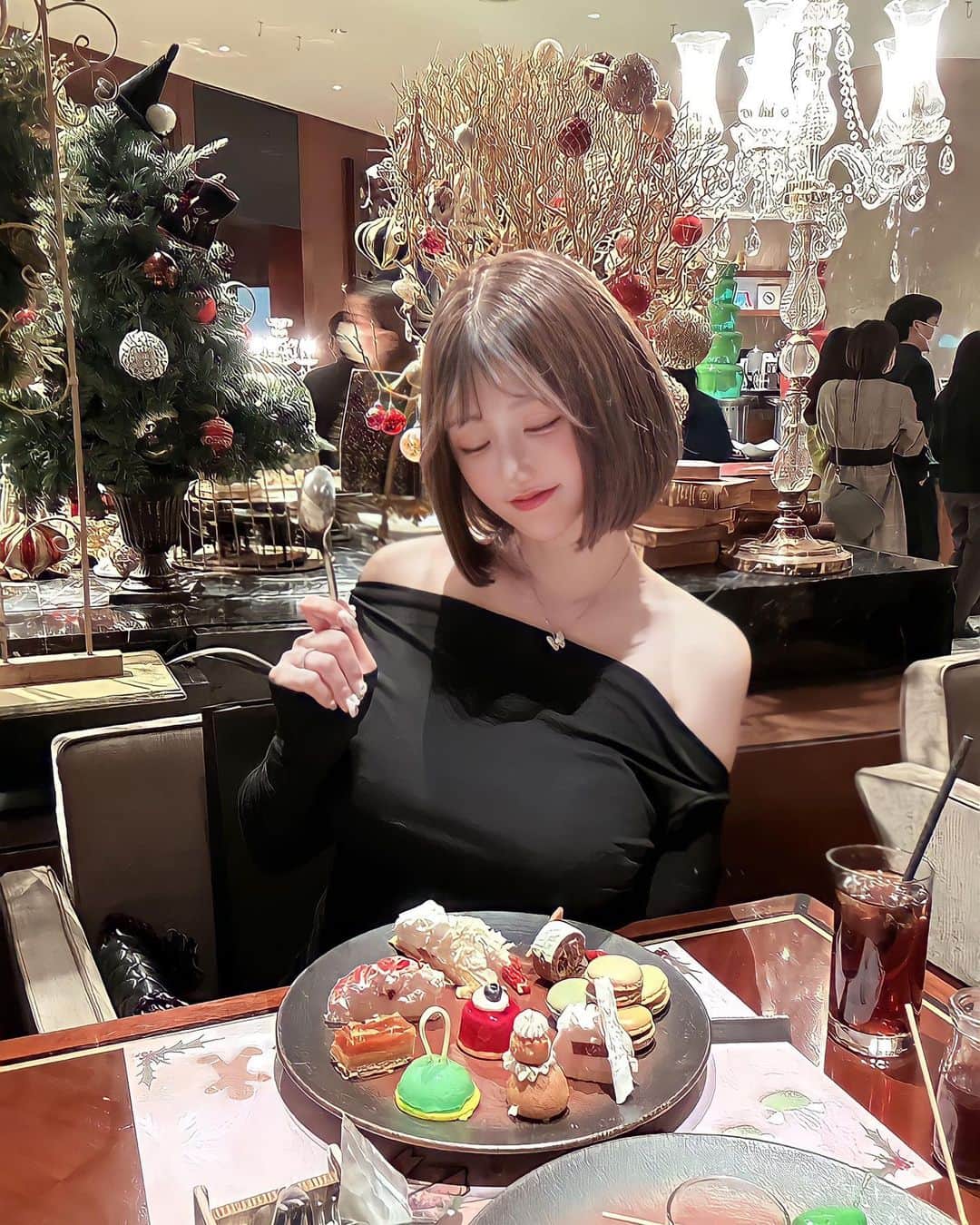 明日花リナのインスタグラム：「クリスマスってどこ見てもキラキラしててすき🌹❤️❄️  #ヒルトン東京#女子会#クリスマス#ケーキ#かわいい#アフターヌーンティー#スイーツ#髪色#グレージュカラー」