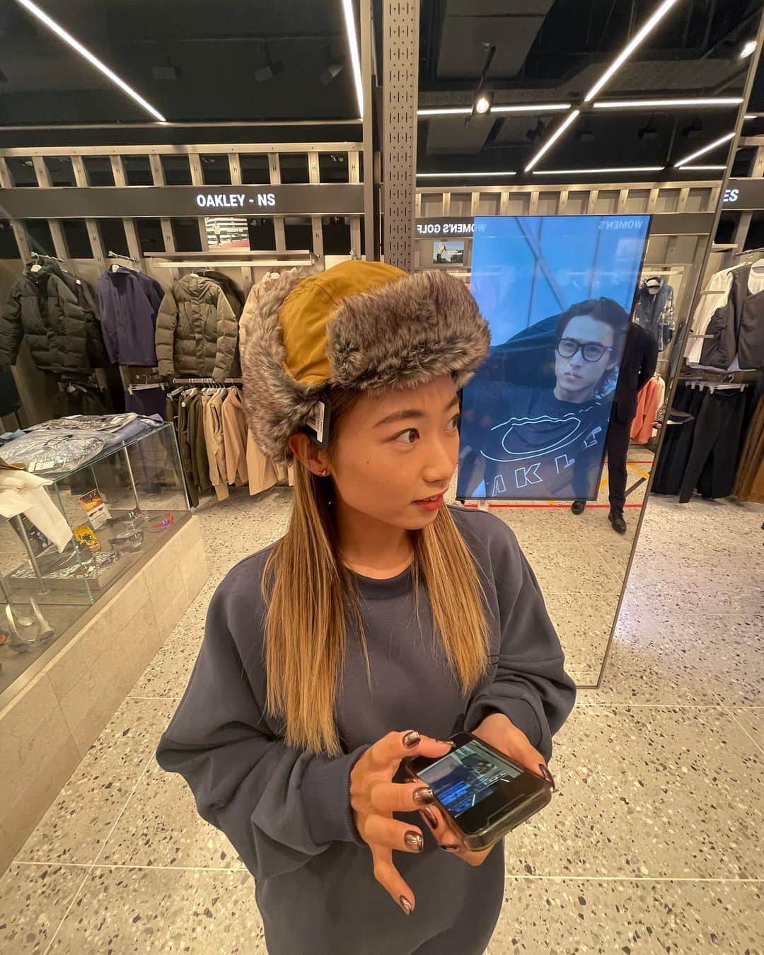 安田祐香さんのインスタグラム写真 - (安田祐香Instagram)「オークリーストア渋谷に行ってきました！ たくさんのアイウェアや今年着用したウェアが並んでいました⛳️アウトドア用品もあり、試着してみたり楽しかったです！ みなさんも是非行ってみてください😎😎」12月15日 20時37分 - oo_______yuka
