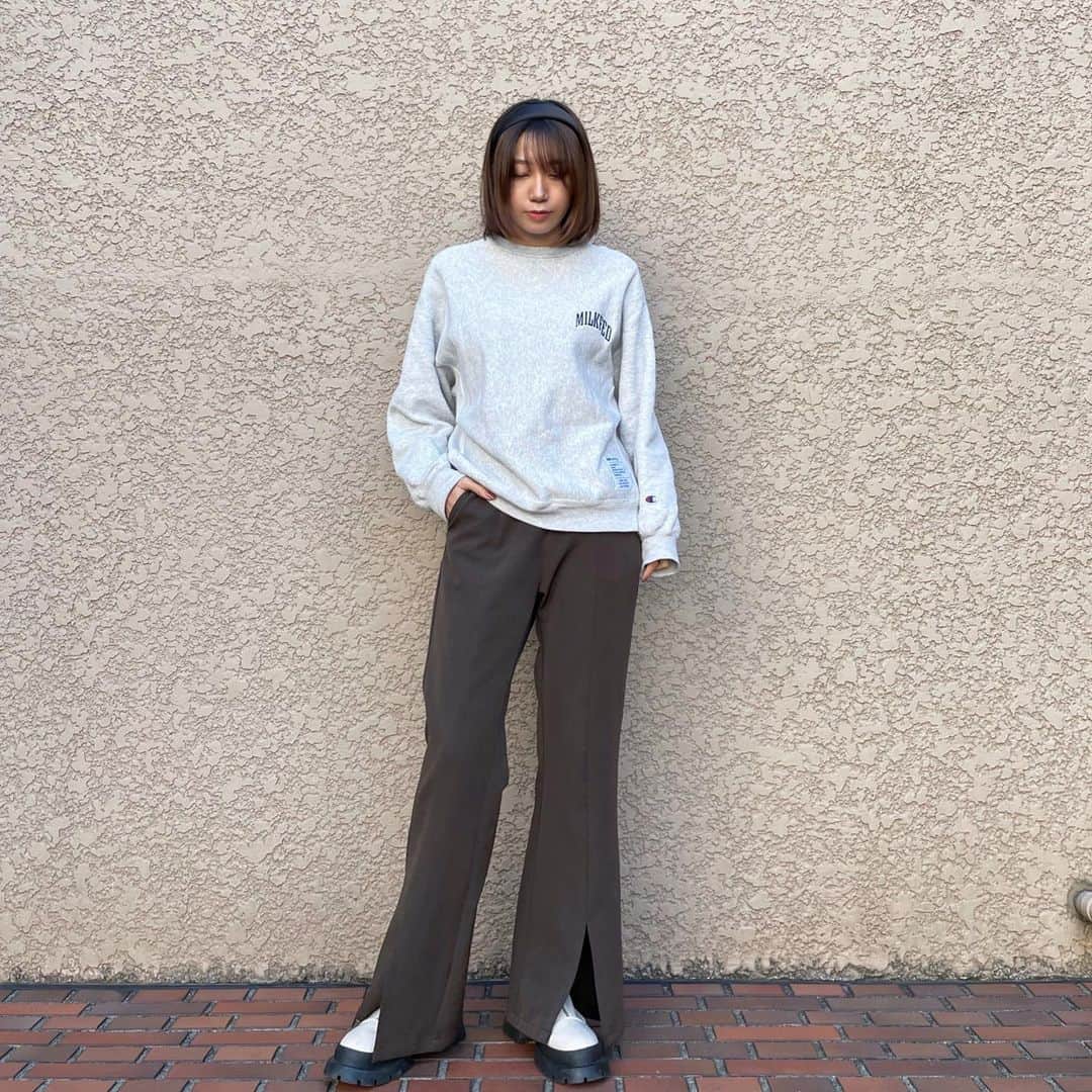 千畝あずみのインスタグラム：「, , #あずコーデ 🚶‍♀️ , , 気に入ったら本当よく着る。🖤 色もカタチも合わせやすくて🥹 , , ここ1年、女性らしい服装が増えてきた？！ と思いきや、戻ってきてる、、？笑 , , 系統絞らずいろいろ着たいですね🥰 , , , , , #ootd #outfit #fashion #今日の服 #コーデ記録 #milkfed #ミルクフェド #champion #スウェットプルパーカ #プルオーバー #スリットパンツ #ブーツ #白ブーツ #厚底ブーツ #casselini #カチューシャ #ワイドカチューシャ」