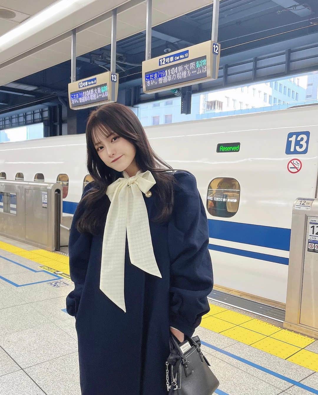 森みはるのインスタグラム：「お渡し会で名古屋に行った日🤍 リボンの左右の長さ違うの気になる、、、、、」