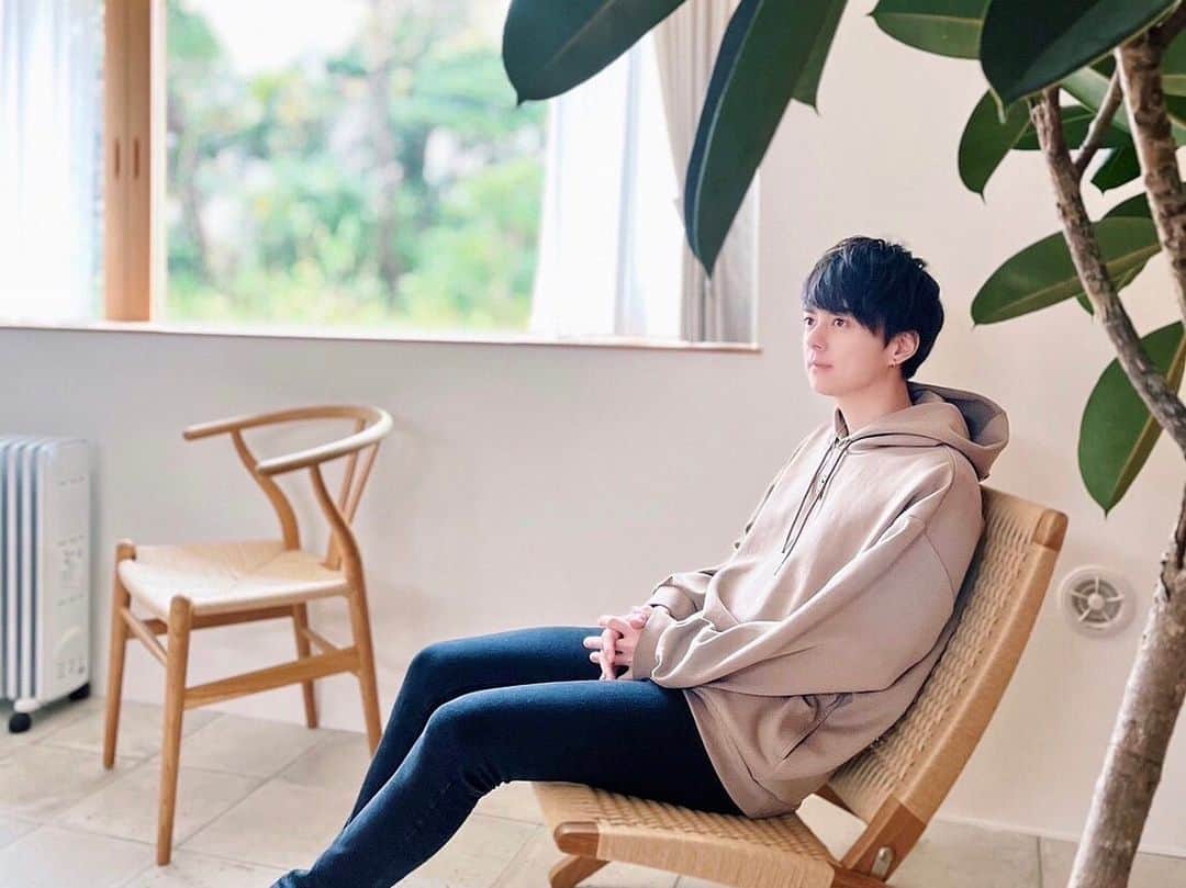 のインスタグラム：「金沢楽しかった🙆‍♂️ いい写真撮ってもろた🙏  #ポートレート#写真#モデル#金沢#石川県#七尾市#パーカー#冬#寒かった#グルメ#ご飯#旅行#portrait#photography#japantravel #japanesefood #bass #guitar」