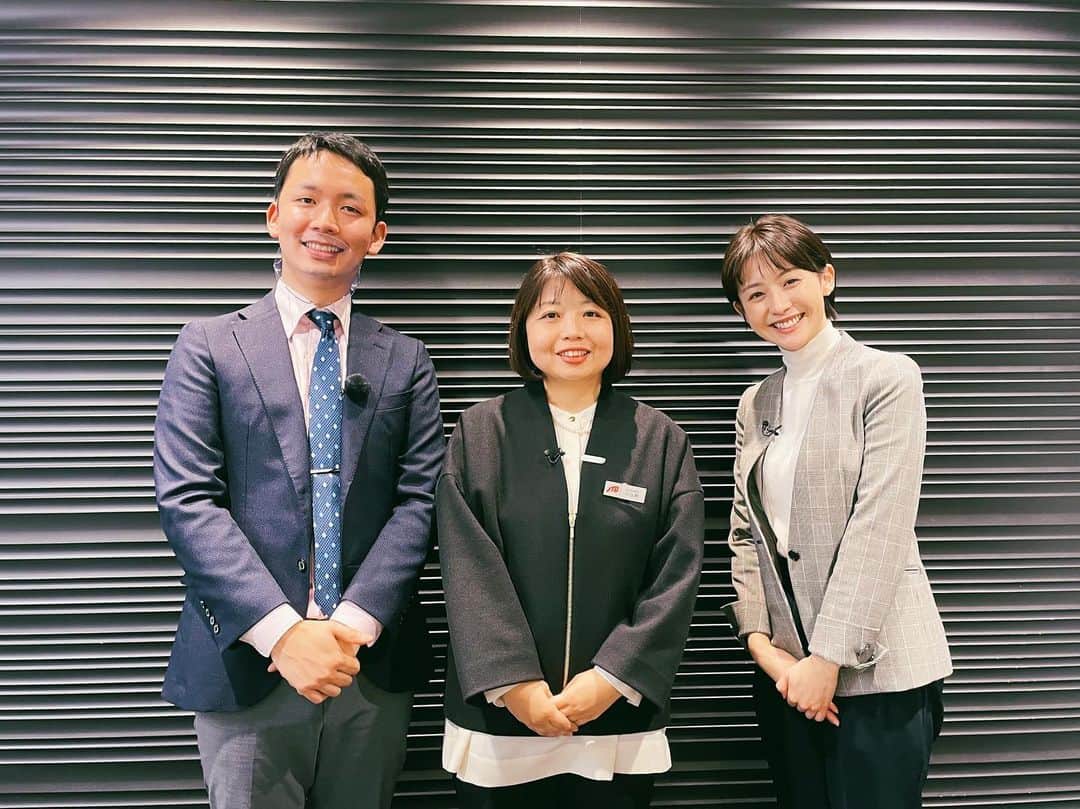 のインスタグラム：「【『silent』な世界にあったさらなる“壁” 「言葉は一つではない」 コミュニケーションを諦めないために】 という記事を書きました。 お話を伺ったのは、小谷野依久(こやの いく)さん。 東京都中途失聴・難聴者協会の理事の一人で、 ドラマのシナリオ考証にも関わった方です。(写真中央)  ドラマ「silent」を観て、実際に聴覚に障害のある方々が どのように生活をし、どのようなことに困っているのか 気になった方、少なくないと思います。 コミュニケーションをとるときどんなことに 気を付けたほうがよいのか、 より円滑に意思疎通をとるために どんなことが必要なのか聞きました。  【プライムオンライン】からぜひ読んでみてください。 リンクはストーリーに、ハイライトにも残してあります。  📷小谷野さん(中央)、 手話通訳の田所一希さん(左)と「またね」の手話で  --------------  第8話に『善意は押し付けられたら偽善なの』という奈々のセリフがありましたよね。 8話の後この言葉についてずっと考えてしまいました...。  良かれと思ってとった行動が、相手にとっては不要どころか傷つけられることだったりするという事実に、これまで見て見ぬふりをしていたところがあったのではないか、と自身を振りかえり...  いま自分がしようとしているのは、本当に相手が必要としていることなのか、優しさという皮を被ったただの押し付け＝エゴになってはいないか。  「する」選択とともに「しない」選択を取る勇気が必要な場面は、たくさんあるのだなあと。重い言葉でしたね。  #silent」