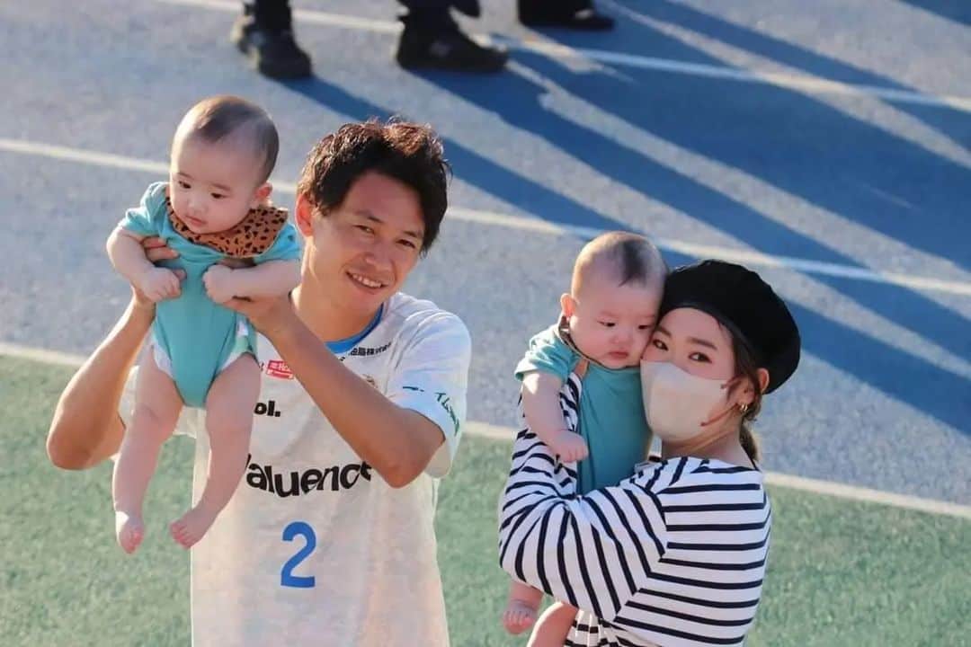 能登正人のインスタグラム：「一番お気に入り写真。 プレー中の写真ではなく、双子を抱っこしてる写真が最終的に南葛SCに4年間居た中で一番お気に入りの写真です。 将来南葛SCで双子もプレーしてたらおもろいな〜。 でもまずその前にサッカーするんかな?笑 自分が好きなことをやる人生を双子にも生きてほしいと思うとーちゃんでした。 #南葛SC #4年間で一番お気に入り写真 #双子抱っこ #双子 #よく笑う子たち」