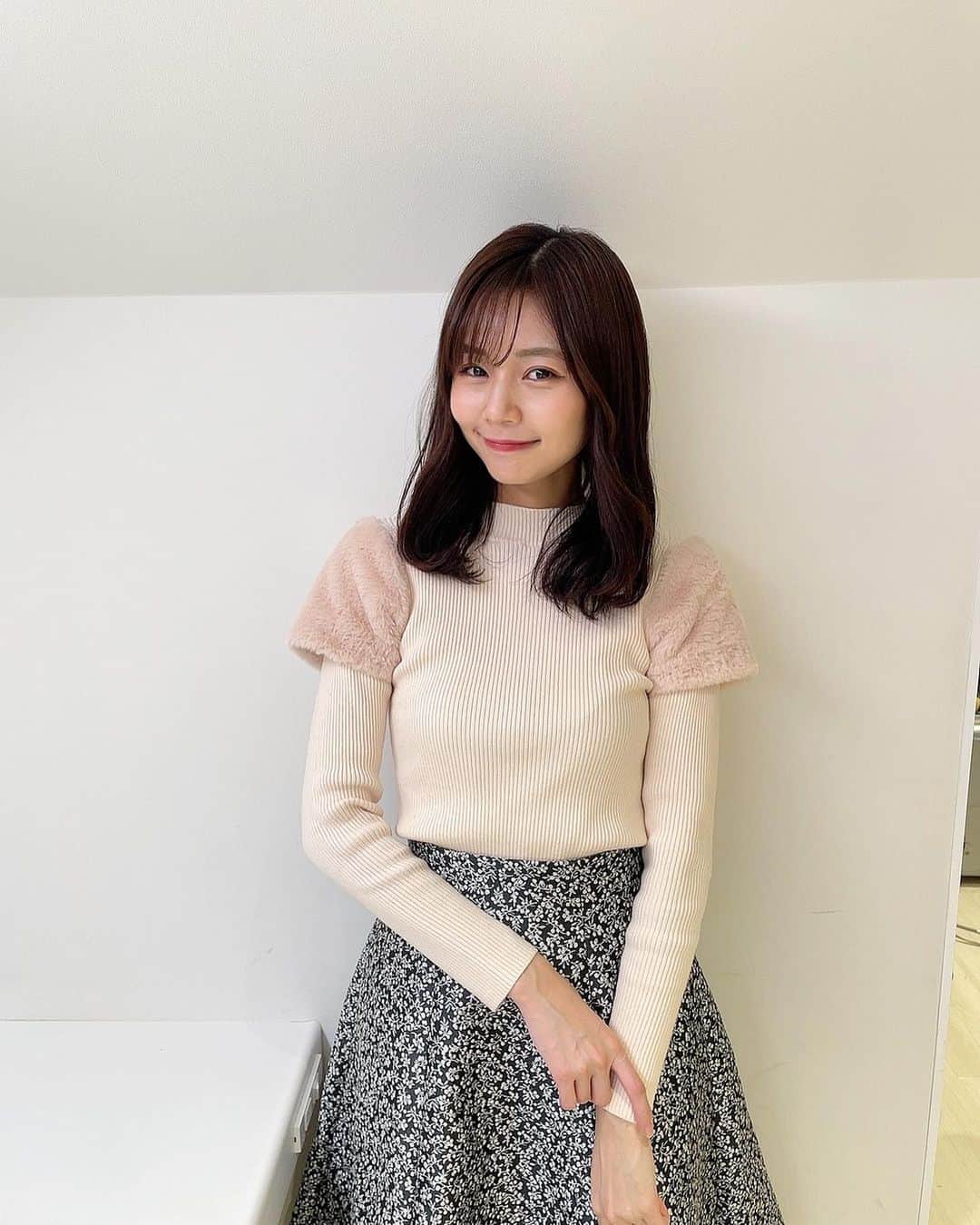 杉浦みずきのインスタグラム：「うさぎっぽ🐰🤍笑  モフモフ  ニット @and_cherim  スカート @primascherrer  イヤリング @grossejapan  パンプス @dianashoespress」