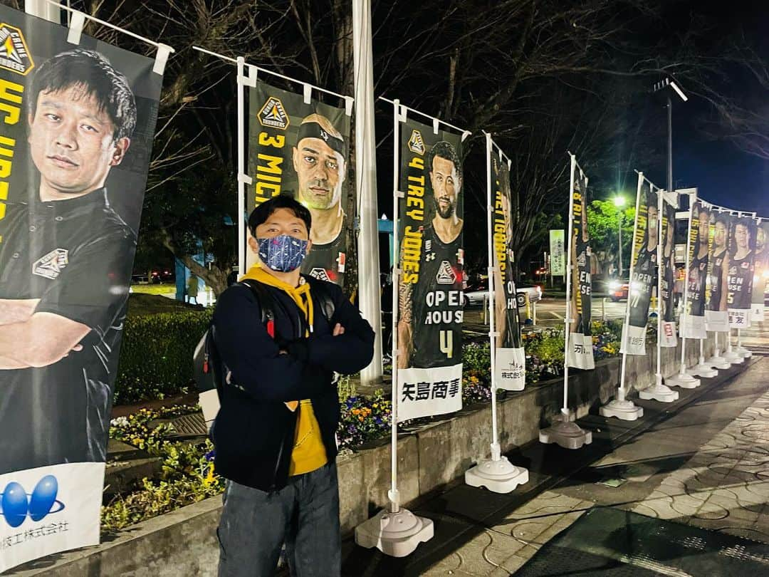 中家佐奈さんのインスタグラム写真 - (中家佐奈Instagram)「日帰り群馬🏀 Bリーグ観戦と美味しいものが沢山食べれるという 最高の休日💪🏼  ブースターのみなさんが教えてくれたお店へ！！ 今回行けなかったところはまた次回に…✍🏼  Bリーグ旅✨ . . #群馬 #群馬クレインサンダーズ  #太田市 #グルメ #ひしめき亭 #ハンバーグ #チーズ がすんごい！ #サンダくん と奇跡的に髪型一緒 #杏と桜 #JOJO のイラストかっこよかったな #昭和レトロ居酒屋わっしょい #嬉しそうにみんなの前でポーズを撮る40歳 #うちらの #五十嵐圭 様 #並里成 選手 #また見切れてたらしい #桜井良太 選手と同じ画だけで嬉しい #あと目の前にいた #佐古 さんテンションがあがった #Bリーグ #観戦 #旅」12月15日 20時09分 - 37nky