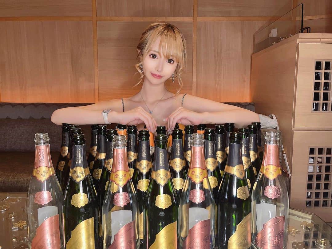 黒宮ちはやのインスタグラム：「ソウメイいつも飲ませていただき ありがとうございます🥂🍾  @soumei.japan    #黒宮ちはや #小悪魔ageha #モデル #キャバクラ #キャバ嬢 #ホステス #ラウンジ #水商売 #お酒 #歌舞伎町 #新宿 #六本木 #銀座 #北新地 #ミナミ #渋谷 #すすきの #シャンパン #華灯 #ディアレスト」