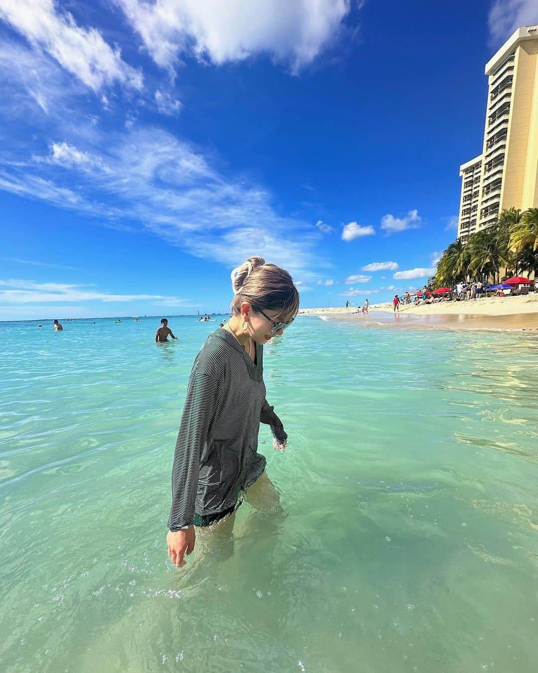 橋本江莉果さんのインスタグラム写真 - (橋本江莉果Instagram)「👱🏼‍♀️🌺👦🏻💖🏖🌈 (この写真すっごくお気に入り😆🫰🏼💘📸) ⁡ 2日目は 旦那さんが前のめりで「ビーチ行こう！」と👦🏻🏖 普段夏でもプールや海、 どちらと言えば私の方が行きたがって お互い出不精だから、1回行ったら良い方くらいなのにw ⁡ 今回の旅では、ほぼ毎日のように隙間見つけては 朝でも夕方でも 👦🏻「ビーチ行こう！」と言われw 👱🏼‍♀️「え？そんなにビーチ好きだったの？笑」 って何回も聞いちゃうくらい 実は私より海好きなんじゃないかってことを 新たに発見したハワイ旅でした🫶🏼🤣💕 ⁡ 私もしっかり水遊びを楽しみたい反面 結婚式まで数日あったので😅 さすがにガッツリ日焼けしたらマズイなと思いw 一通り写真を撮ってからは← 同じく @null._official_ の ラッシュガードを着て楽しみました🥳🌴 ⁡ ゆるっとしてるからサッと着れて楽だったし ハワイ後半は(結婚式後) 日焼けすると赤くなっちゃう旦那さんに 貸してあげてましたw (旦那さんも着れるサイズでナイスだった🫶🏼😎💕) ⁡ シェラトンはプールも豪華で ウォータースライダーがあったり海もすぐ行けるし、 どっちもアクティブに楽しめて最高だった🤤💕 ⁡ ⁡ ⁡ ⁡ ⁡ ⁡ #hawaii #hawaiistagram #waikiki #waikikibeach #beach #sea #vacation #trip #memory #ハワイ #海 #ビーチ #ワイキキ #ワイキキビーチ #旅行 #新婚旅行 #夫婦 #思い出」12月15日 20時28分 - erica_hashimoto