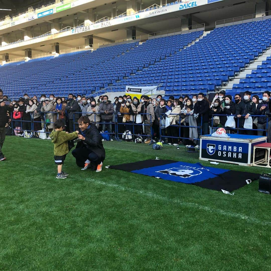 倉田秋さんのインスタグラム写真 - (倉田秋Instagram)「ガンバ大阪吹田後援会主催「子どものサッカーフェスタinすいた」に参加させてもらいました！子供達が一生懸命で楽しんでサッカーやってくれて嬉しかったしパワーをもらいました！ #ガンバ大阪 #吹田後援会  #未来のガンバの戦士達」12月15日 11時42分 - shukurata10