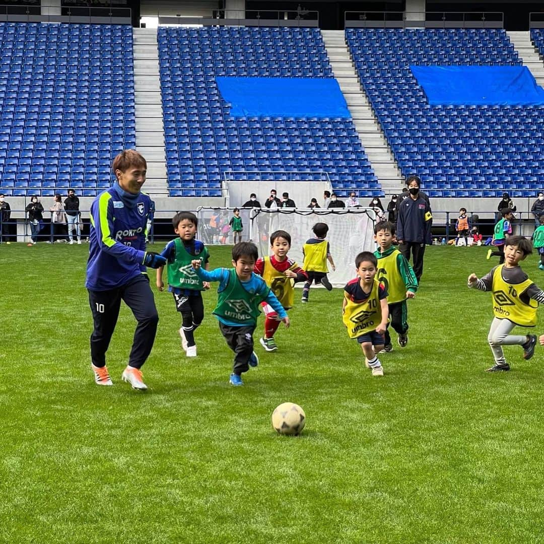 倉田秋さんのインスタグラム写真 - (倉田秋Instagram)「ガンバ大阪吹田後援会主催「子どものサッカーフェスタinすいた」に参加させてもらいました！子供達が一生懸命で楽しんでサッカーやってくれて嬉しかったしパワーをもらいました！ #ガンバ大阪 #吹田後援会  #未来のガンバの戦士達」12月15日 11時42分 - shukurata10