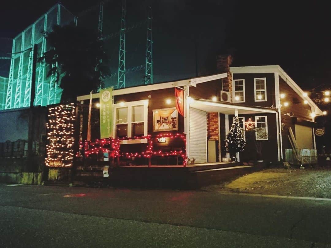 crie style クリエすずき建設のインスタグラム：「✨本社にクリスマスツリーとイルミネーションが付きました✨ 12月に入って寒さを強く感じるようになってきましたね。 皆さまいかがお過ごしでしょうか？  すっかり冬になり、日も短くなり、そしてクリスマスが近くなり…ということで、 クリエすずき建設本社にクリスマスツリーと、イルミネーションを設置いたしました🎄  工務店ですので、納得できるまでスタッフでじっくり話し合って設置を行いました。  この日はあいにくの雨…☔ 足元に注意しながら、慎重に作業をしました。 作業終了後、作業を頑張ったスタッフたち(左から：鈴木(一)、杉野、星野)で記念撮影📸  そして日が暮れて…💡いざ、点灯💡 優しい光に包まれてあたたかい雰囲気がありますね✨ 夜になると吊り下げた照明の明かりが空間を優しく照らしてくれます！ 奥のクリスマスツリーとも相性バッチリ♪  お近くにいらした際は、ぜひクリエのイルミネーションも見てみてくださいね♪  #イルミネーション #暮らしを楽しむ #お家時間を楽しむ #オシャレ #工務店 #家づくり #木の家 #平屋 #介護 #バリアフリー #ホームエレベーター #テレワーク #長期優良住宅 #補助金 #減税 #ペットライフ #愛犬家 #太陽光 #蓄電池 #電気自動車 #ライフプラン #リフォーム #リノベーション #我孫子市 #柏市 #流山市 #住まいと暮らしの窓口 #住ま暮らサポート #crie_style #クリエすずき建設」