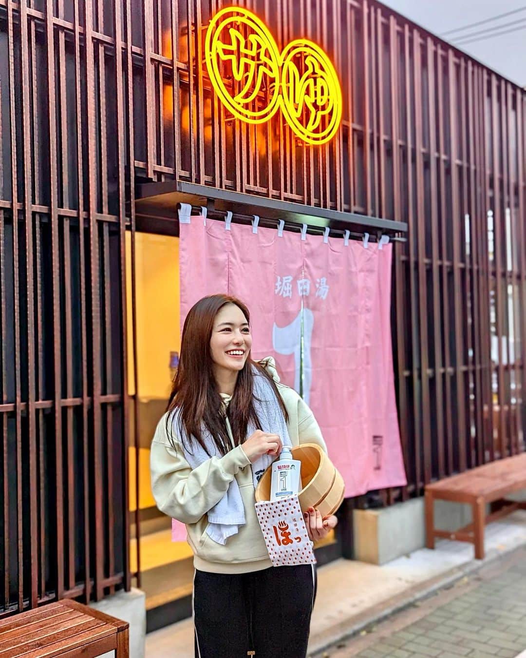 のインスタグラム：「大好きなサウナ🧖‍♀️︎💕︎ 私本気でサウナ好きなんです！ だからサウナのために遠征も厭わないし行きたいところは行きたいの！笑 . そこで今回は話題の西新井にある堀田湯さんへ♨️この日はゴルフからのサウナという最高コース✨笑 . 堀田湯は毎月1日、ONEの日として施設内をメンズビオレ ONEがジャックされてるの❣️ . 男性用なんだけど私もウォッシュと保湿ミルクを頂いたので使ってみたら、顔と体まとめて洗えて楽だし、とってもいい香り︎💕︎🌸 . サウナは水分抜く分、ちゃんと保湿することも大切👏 保湿ミルクもなんとお風呂場でぬれた状態で髪顔体に使えて、乾燥する前に保湿できるからすっごく良かったよ🙆‍♀️✨ . サウナも水風呂も最高でしっかりととのえました🫶✨また行きたいな～！ . #メンズビオレONE #メンズビオレONE保湿ミルク #堀田湯 #サウナ女子 #サウナ #サウナー #サ活 #サウナイキタイ #sauna」