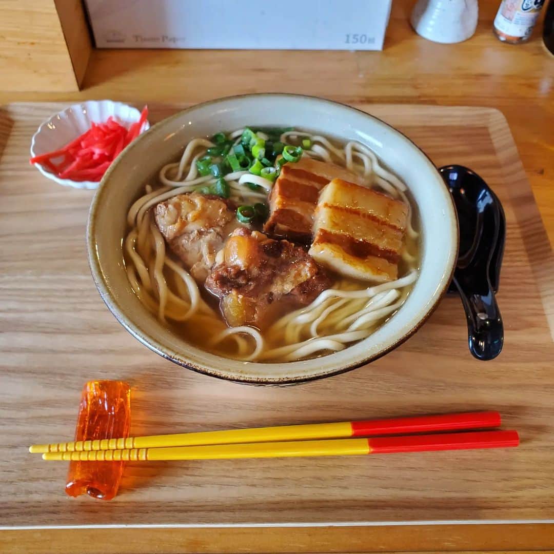 のインスタグラム：「沖縄そばをサクッと食べられる 新店が今月オープン✨  店名を冠した『菊鶴そば』を😋  優しい鰹出汁のスープと コシのあるもちもち食感の麺が 非常にマッチして、美味しかった👍 ソーキも三枚肉も じっくり調理されたのが分かるほど 柔らかく、とろとろの食感🎶  #福岡市 #天神 #天神グルメ  #菊鶴そば #沖縄そば #沖縄そば専門店」