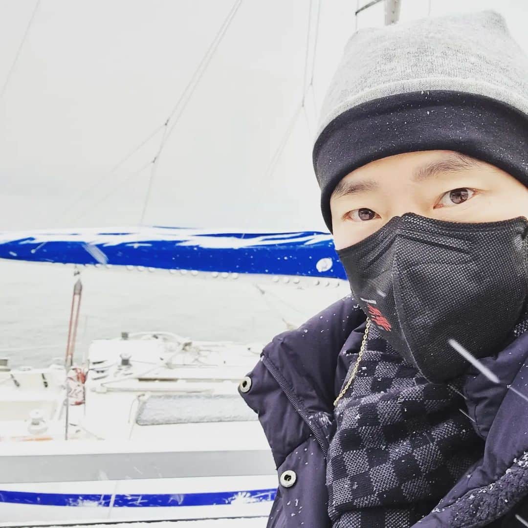オム・ギジュンのインスタグラム：「눈오는 날 한강에서~~ㅎ 겁나 춥네~~ㅜㅜ」
