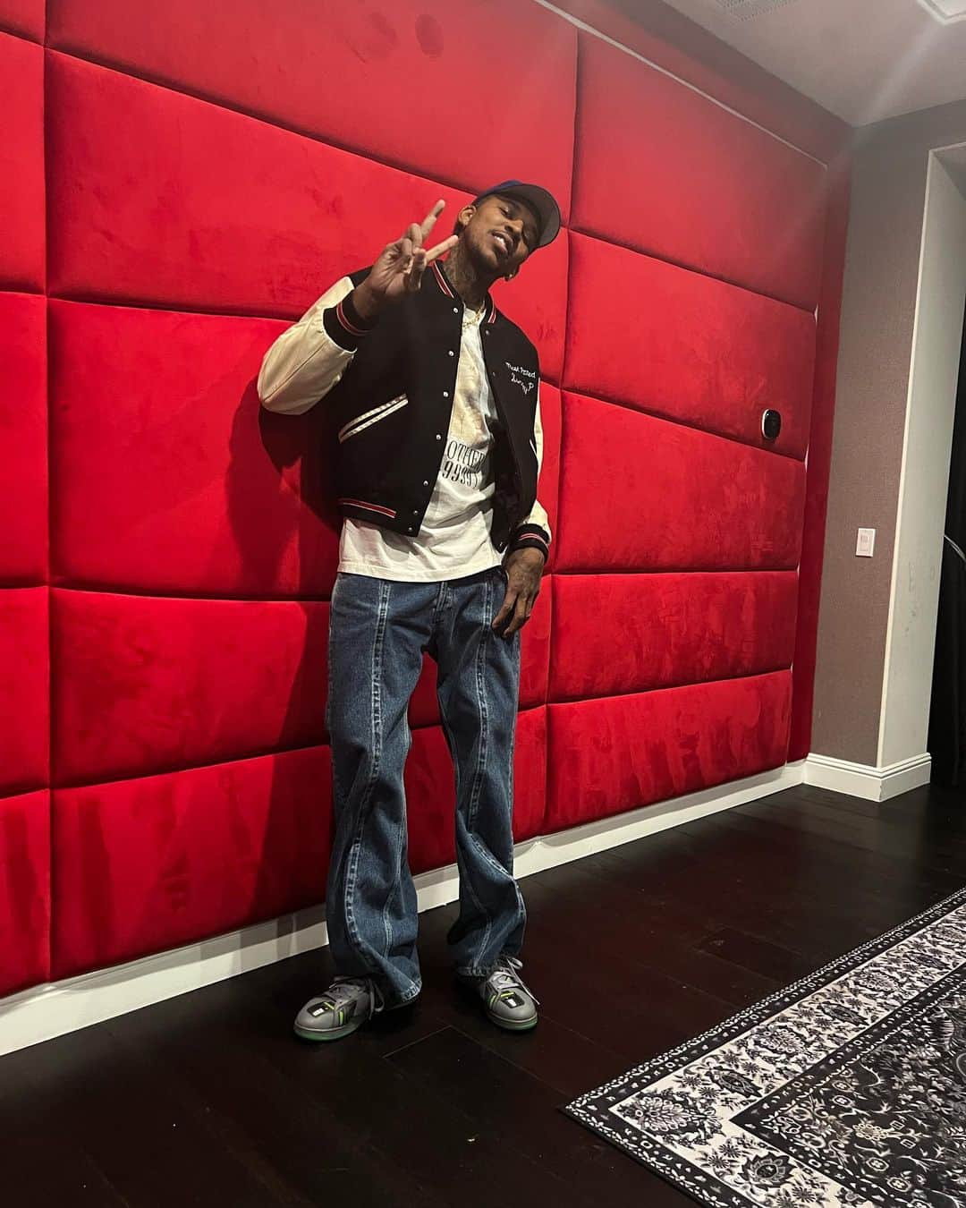 ニック・ヤングのインスタグラム：「MostHated varsity Soon!! ⬆️ 🆙」