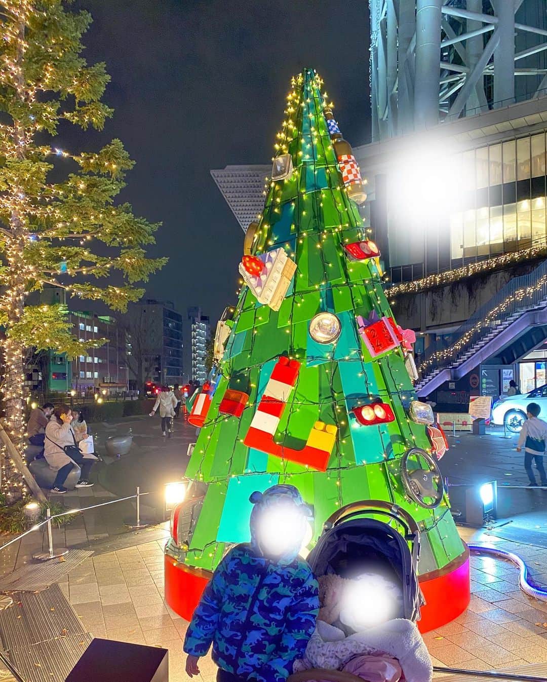 葵ゆりかさんのインスタグラム写真 - (葵ゆりかInstagram)「子連れお出かけスポット紹介👶 #スカイツリー のお隣の #東京ソラマチ の4階　スカイアリーナで、12月25日まで開催中の #クリスマスマーケット に行ってきたよん🎄  #クリスマスツリー　が大きくて綺麗なのはもちろん クリスマスの可愛い　#写真スポット　がたくさんでした❤️  寒い中飲むビールも美味しいし、ホットワインなどのホットドリンクも売ってるよ🍷 　 #クリスマスカラー　で、子供たちと #リンクコーデ　して行ってきたよ🎄  #ソラマチ　は、個性的なお店がたくさんで、普通にショッピングするのもすごく楽しくて 時間経つのがあっという間でした。 子供が喜ぶお店がたくさん！！  ソラマチの高層階のレストランは、夜景がとっても綺麗なので、デートにもおすすめ❤️  わんこは、クリスマスマーケットもソラマチも館内は、完全に体が隠れるケージに入れないといけないのですが ソラマチの外をお散歩するのは、イルミネーションも綺麗で、クリスマス気分も味わえるので最高でした🐶❤️  #東京　#クリスマス　#イルミネーション　#子連れ　#子連れスポット　#子供とお出かけ #mama #2kidsmama #赤ちゃん　#赤ちゃんとお出かけ　#babygirl #baby #あかちゃんのいる生活 #赤ちゃん連れ旅行 #男の子ママ　#女の子ママ」12月15日 14時12分 - yuriyuricchi