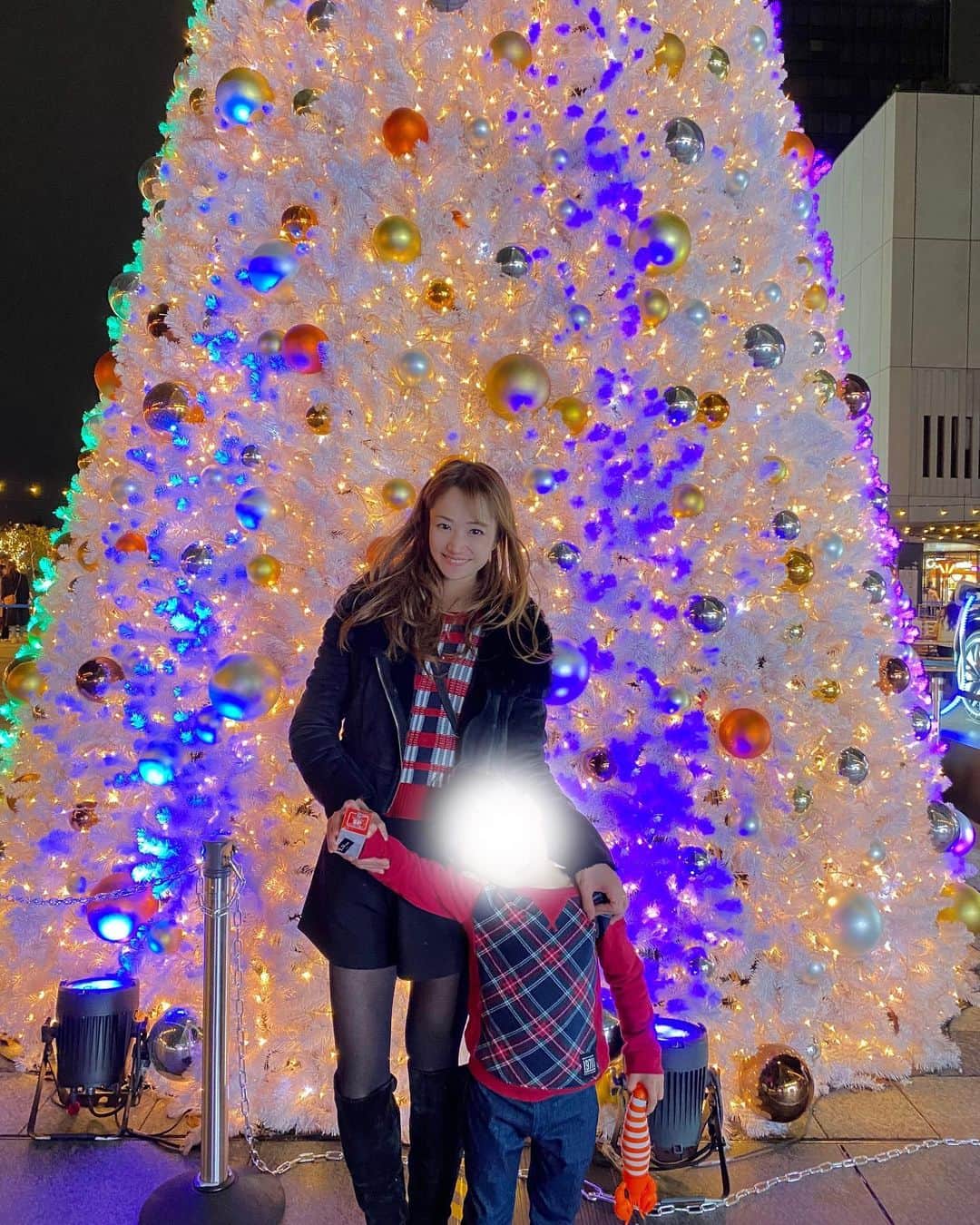 葵ゆりかのインスタグラム：「子連れお出かけスポット紹介👶 #スカイツリー のお隣の #東京ソラマチ の4階　スカイアリーナで、12月25日まで開催中の #クリスマスマーケット に行ってきたよん🎄  #クリスマスツリー　が大きくて綺麗なのはもちろん クリスマスの可愛い　#写真スポット　がたくさんでした❤️  寒い中飲むビールも美味しいし、ホットワインなどのホットドリンクも売ってるよ🍷 　 #クリスマスカラー　で、子供たちと #リンクコーデ　して行ってきたよ🎄  #ソラマチ　は、個性的なお店がたくさんで、普通にショッピングするのもすごく楽しくて 時間経つのがあっという間でした。 子供が喜ぶお店がたくさん！！  ソラマチの高層階のレストランは、夜景がとっても綺麗なので、デートにもおすすめ❤️  わんこは、クリスマスマーケットもソラマチも館内は、完全に体が隠れるケージに入れないといけないのですが ソラマチの外をお散歩するのは、イルミネーションも綺麗で、クリスマス気分も味わえるので最高でした🐶❤️  #東京　#クリスマス　#イルミネーション　#子連れ　#子連れスポット　#子供とお出かけ #mama #2kidsmama #赤ちゃん　#赤ちゃんとお出かけ　#babygirl #baby #あかちゃんのいる生活 #赤ちゃん連れ旅行 #男の子ママ　#女の子ママ」