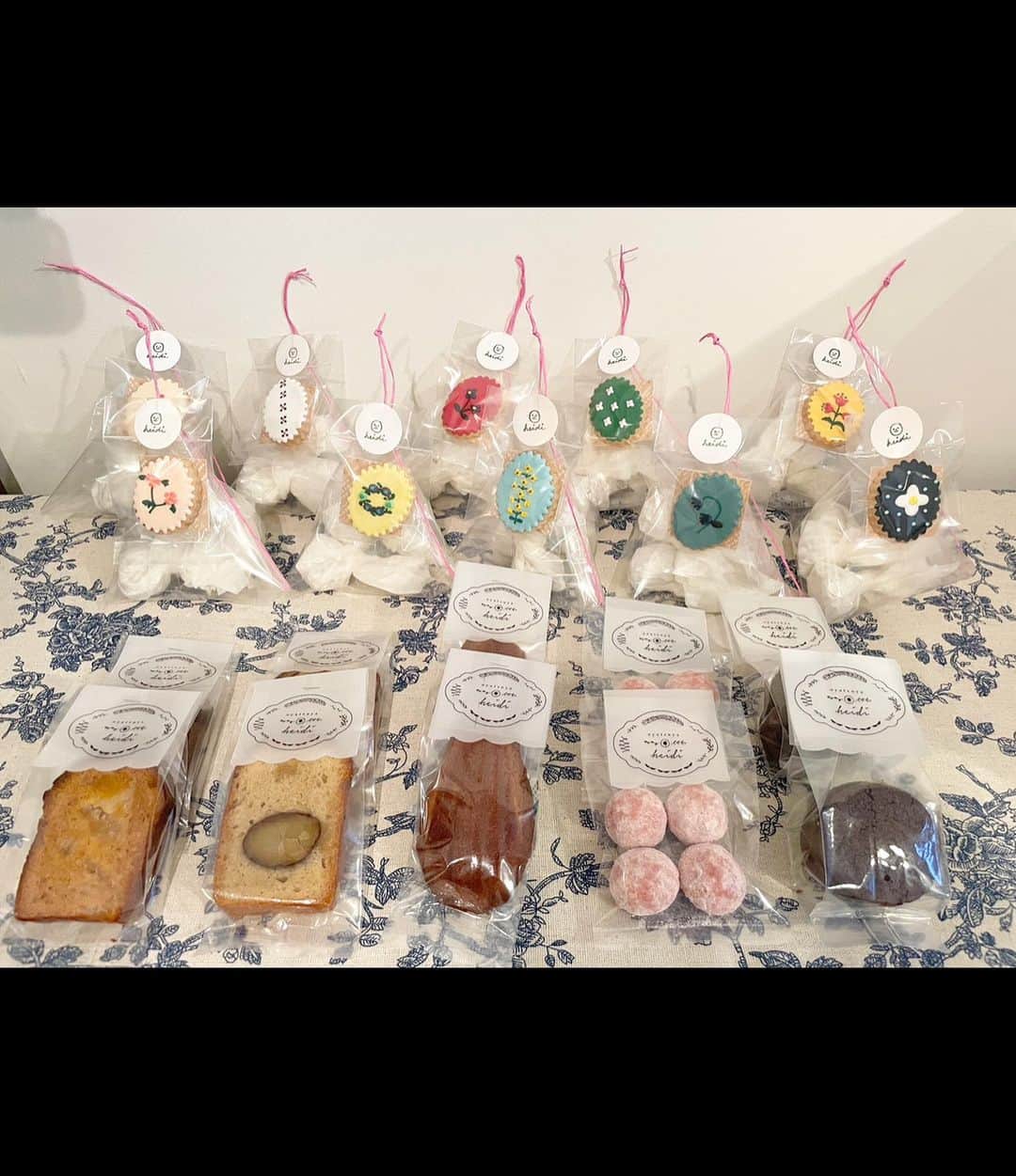おやつ屋ハイジさんのインスタグラム写真 - (おやつ屋ハイジInstagram)「福岡で開催されます布川愛子さんの個展にお菓子をお届けします☺️ ハイジからは定番のお菓子と、アイシングクッキーのセット、猫メレンゲのセットをお届けします🐈💕 アイシングクッキーのセットは布川さんの新作絵本「ふゆのコートをつくりに」からイメージしたクッキーを作りました☺️ どの場面をイメージしたクッキーか絵本を読みながら探してみてくださいね！  私もピューンと飛んで行きたいなぁ！ 福岡のみなさまどうぞよろしくお願いいたします☺️  #Repost @aikofukawa with @use.repost ・・・ 布川愛子　個展「meow」　 PecoRi & コトリノ古書店 2022年12月17(土）〜12月25日（日） 営業時間など3枚目のカレンダーご覧ください ＊ 19日、20日はお休みです　　 ＊ 2店舗は同じビルにあります 在廊予定 12月17日（土）、18（日）、25（日）　 @necopecori  @kotori_studio   冬の福岡で作品展を開催いたします。大好きなねこをテーマにした原画作品を中心に展示販売いたします。額の一部は三重県を拠点に活動中の額縁作家「craft waku 」に制作いただきました。  原画の他にオリジナルデザインのドリップコーヒーの販売や動物の似顔絵屋さん、保護猫さんたちへのチャリティー企画も計画しています。  大分を拠点に活動されている「atelier antenna 」のギフトにもぴったりのとても可愛いブローチ、東京を拠点に活動中でほっぺが落ちる美味しさの「おやつ屋ハイジ」のスペシャル焼き菓子、また「cozyca products」で制作しましたグッズ類も販売します。　　　  同じビルの3階にあるコトリノ古書店ではこの冬発売した絵本「ふゆのコートをつくりに」（文：石井睦美  ブロンズ新社）の原画の一部の展示やこれまで携わった絵本も取り揃えております。サイン絵本もご用意しております。 そして会場ビルのすぐ近くにある素敵な素敵な植物屋さ「tablier」で作っていただいたこの時期ならではのスペシャルなツリーも数量限定にて展示販売いたします！私の手書きイラストのおまけ付きです。コトリノ古書店では今回新しく制作した包装紙でラッピングさせていただきますね。 包装紙は販売もございます。  みなさまにお会いし、作品をお楽しみいただけることを心より楽しみにしております。お話ししたいなー！ ぜひ暖かくしてご来場いただけましたらとても嬉しいです。  PecoRi 〒815-0082  福岡県福岡市南区大楠２丁目１７−３ 井谷ビル 101号  コトリノ古書店 上と同じビルの305号室です  #aikofukawa #布川愛子 #aikofukawa_illustration #catillustration」12月15日 14時13分 - oyatsuya
