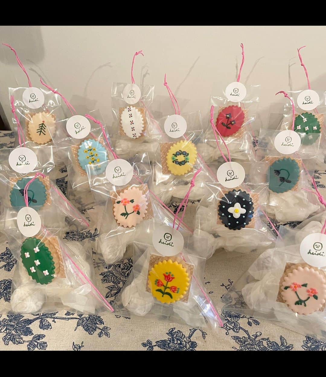 おやつ屋ハイジさんのインスタグラム写真 - (おやつ屋ハイジInstagram)「福岡で開催されます布川愛子さんの個展にお菓子をお届けします☺️ ハイジからは定番のお菓子と、アイシングクッキーのセット、猫メレンゲのセットをお届けします🐈💕 アイシングクッキーのセットは布川さんの新作絵本「ふゆのコートをつくりに」からイメージしたクッキーを作りました☺️ どの場面をイメージしたクッキーか絵本を読みながら探してみてくださいね！  私もピューンと飛んで行きたいなぁ！ 福岡のみなさまどうぞよろしくお願いいたします☺️  #Repost @aikofukawa with @use.repost ・・・ 布川愛子　個展「meow」　 PecoRi & コトリノ古書店 2022年12月17(土）〜12月25日（日） 営業時間など3枚目のカレンダーご覧ください ＊ 19日、20日はお休みです　　 ＊ 2店舗は同じビルにあります 在廊予定 12月17日（土）、18（日）、25（日）　 @necopecori  @kotori_studio   冬の福岡で作品展を開催いたします。大好きなねこをテーマにした原画作品を中心に展示販売いたします。額の一部は三重県を拠点に活動中の額縁作家「craft waku 」に制作いただきました。  原画の他にオリジナルデザインのドリップコーヒーの販売や動物の似顔絵屋さん、保護猫さんたちへのチャリティー企画も計画しています。  大分を拠点に活動されている「atelier antenna 」のギフトにもぴったりのとても可愛いブローチ、東京を拠点に活動中でほっぺが落ちる美味しさの「おやつ屋ハイジ」のスペシャル焼き菓子、また「cozyca products」で制作しましたグッズ類も販売します。　　　  同じビルの3階にあるコトリノ古書店ではこの冬発売した絵本「ふゆのコートをつくりに」（文：石井睦美  ブロンズ新社）の原画の一部の展示やこれまで携わった絵本も取り揃えております。サイン絵本もご用意しております。 そして会場ビルのすぐ近くにある素敵な素敵な植物屋さ「tablier」で作っていただいたこの時期ならではのスペシャルなツリーも数量限定にて展示販売いたします！私の手書きイラストのおまけ付きです。コトリノ古書店では今回新しく制作した包装紙でラッピングさせていただきますね。 包装紙は販売もございます。  みなさまにお会いし、作品をお楽しみいただけることを心より楽しみにしております。お話ししたいなー！ ぜひ暖かくしてご来場いただけましたらとても嬉しいです。  PecoRi 〒815-0082  福岡県福岡市南区大楠２丁目１７−３ 井谷ビル 101号  コトリノ古書店 上と同じビルの305号室です  #aikofukawa #布川愛子 #aikofukawa_illustration #catillustration」12月15日 14時13分 - oyatsuya