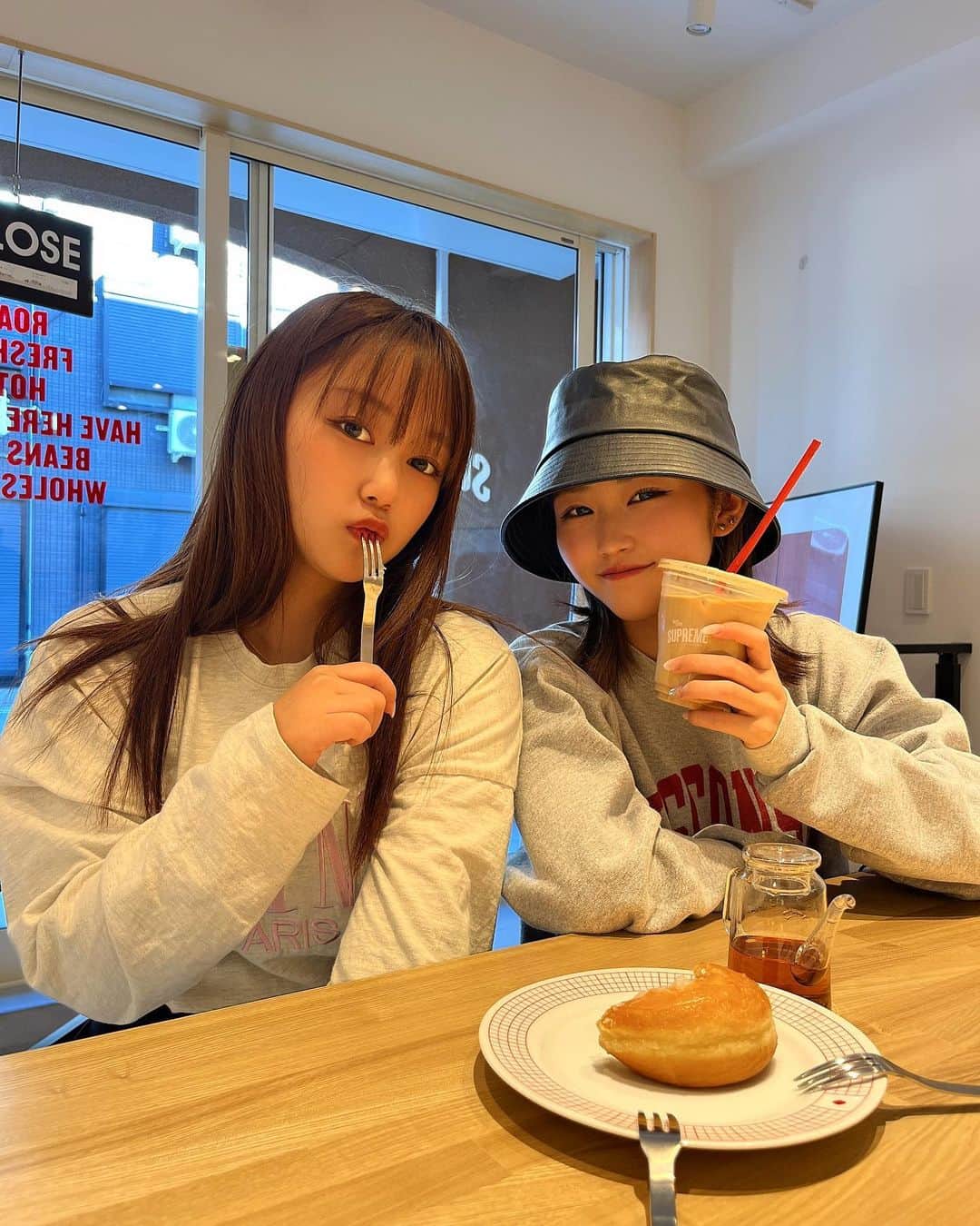 のインスタグラム：「sister🫶  UNIQLOのブラウンのパジャマ着てたらひなせに『マミーコオロギ🦗にしか見えん』って言われて凹んだ💦  着心地最高なんよ😂  娘って厳しいわ💧  #lifestyle#姉妹#sister#love#カフェ#cafe」