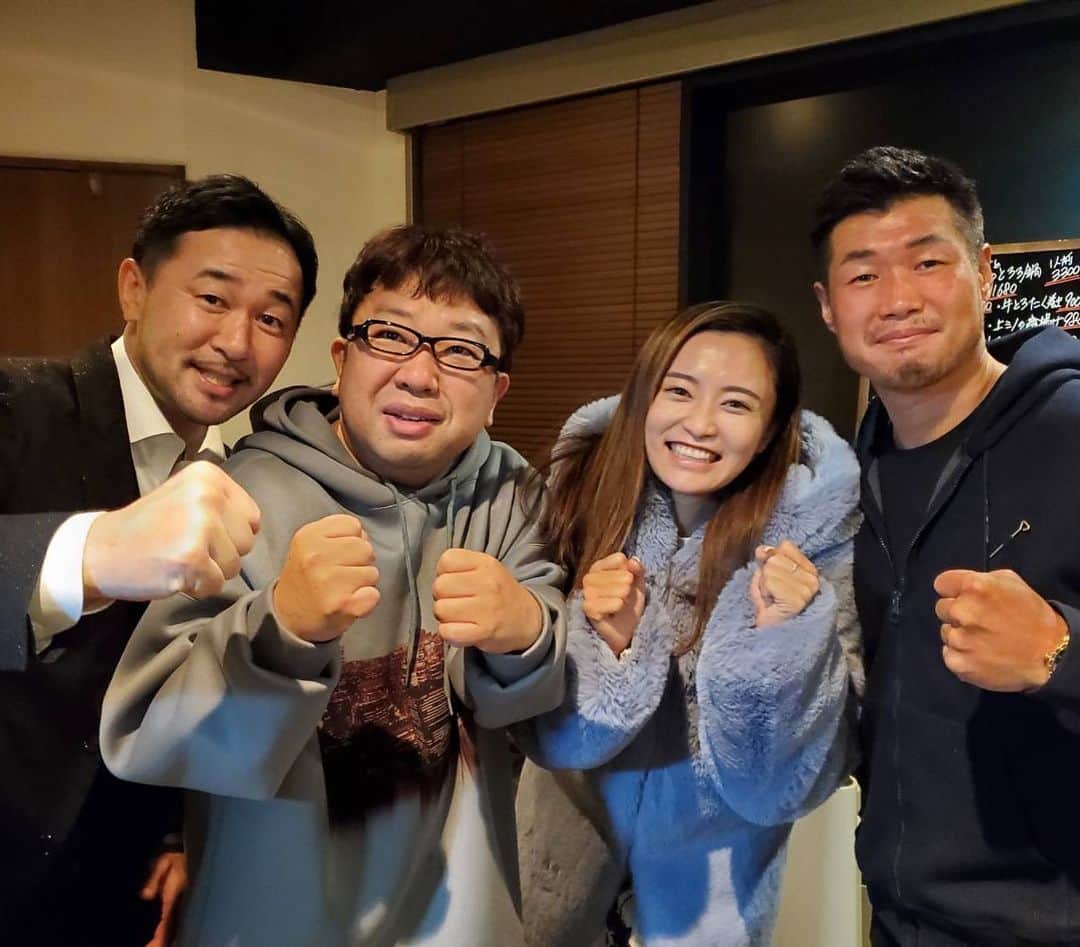 小島瑠璃子のインスタグラム：「✊🏻 天野さんとプレミアの巣窟のスタッフさんとご飯をしていたら山中さん長谷川さんにお会いできました🥺✨ 快くお写真撮って頂きました🙇🏻‍♀️ なんとラッキーなご縁❣️ 2023年良い年になりそう！🐰」