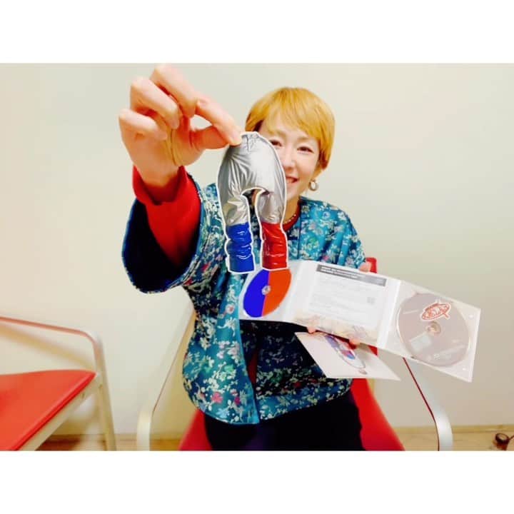 木村カエラのインスタグラム：「NEW ALBUM 開封‼︎ なんとプレゼント入ってます！ 初回盤のみです❤️ ぜひ❤️  #magnetic」