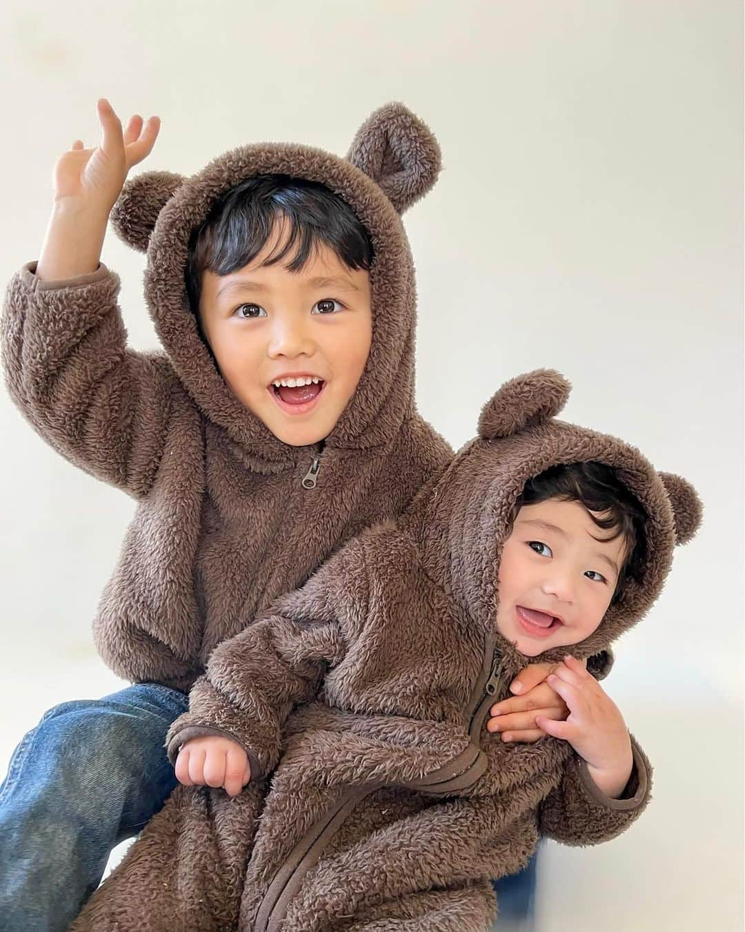 Ayaさんのインスタグラム写真 - (AyaInstagram)「兄弟お揃い🐻 おもちゃは全部僕の物と思ってる長男。 次男はいつも👦🏻について必死で取ろうと ハイハイしてる姿がまた可愛い🥹💗 まだ上手く一緒には遊べないけど セナが泣いてたら泣き止まそうと おしゃぶり持ってきてつけてあげたり、 お兄ちゃんの一面も前より増えてきたかな🤔笑  たまに2人で笑ってる姿とかみると めちゃくちゃかわいくて癒される💗  ふわふわボアパーカーは @pairmanon でget プチプラで可愛いリンクコーデが沢山あるから 見てて楽しい😇  👶🏻70㎝ 👦🏻100㎝着用してます。 お揃いコーデって倍可愛く見える❤️‍🔥  #兄弟コーデ#男の子コーデ#赤ちゃん#0歳#3歳#男の子#天パ男子#ベビー服#クマさんコーデ#ボアパーカー#3歳差育児#3歳差兄弟#リンクコーデ #ペアマノン#pairmanon#子供服#プチプラ子供服#コドモノ#ad」12月15日 15時12分 - aya__fit