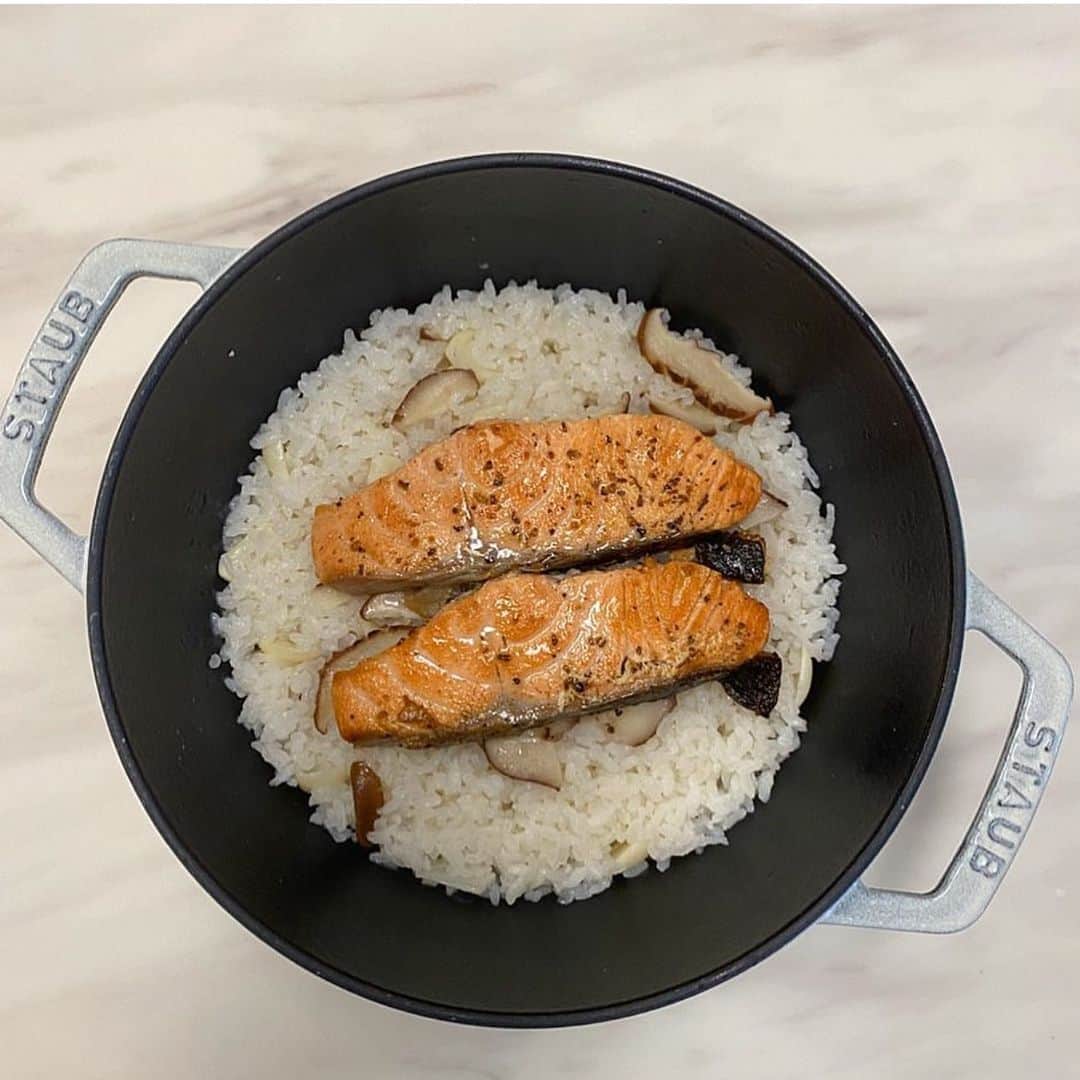 のインスタグラム：「⌇ ⁡ 冬は、ほっこりしたいよね☺️♡ 鮭を焼いて、いれて炊き込むだけ𓂃◌𓂂  とてもおいしいの〜.ᐟ.ᐟ ⁡ ________________________________ #おうちごはん #炊き込みご飯 #手作りご飯 #料理 #cooking」