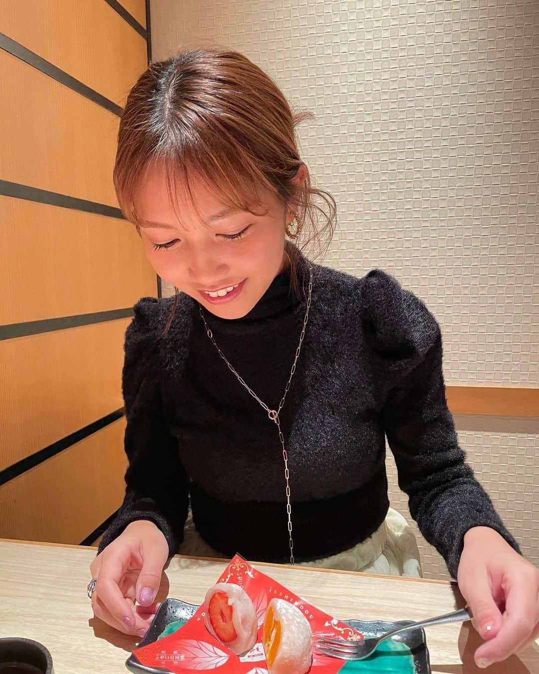 井上苑子のインスタグラム：「誕生日当日は友達がお祝いしてくれました😙✨ 出会って22年。家族同然なのです。 いつもありがとう！！！」