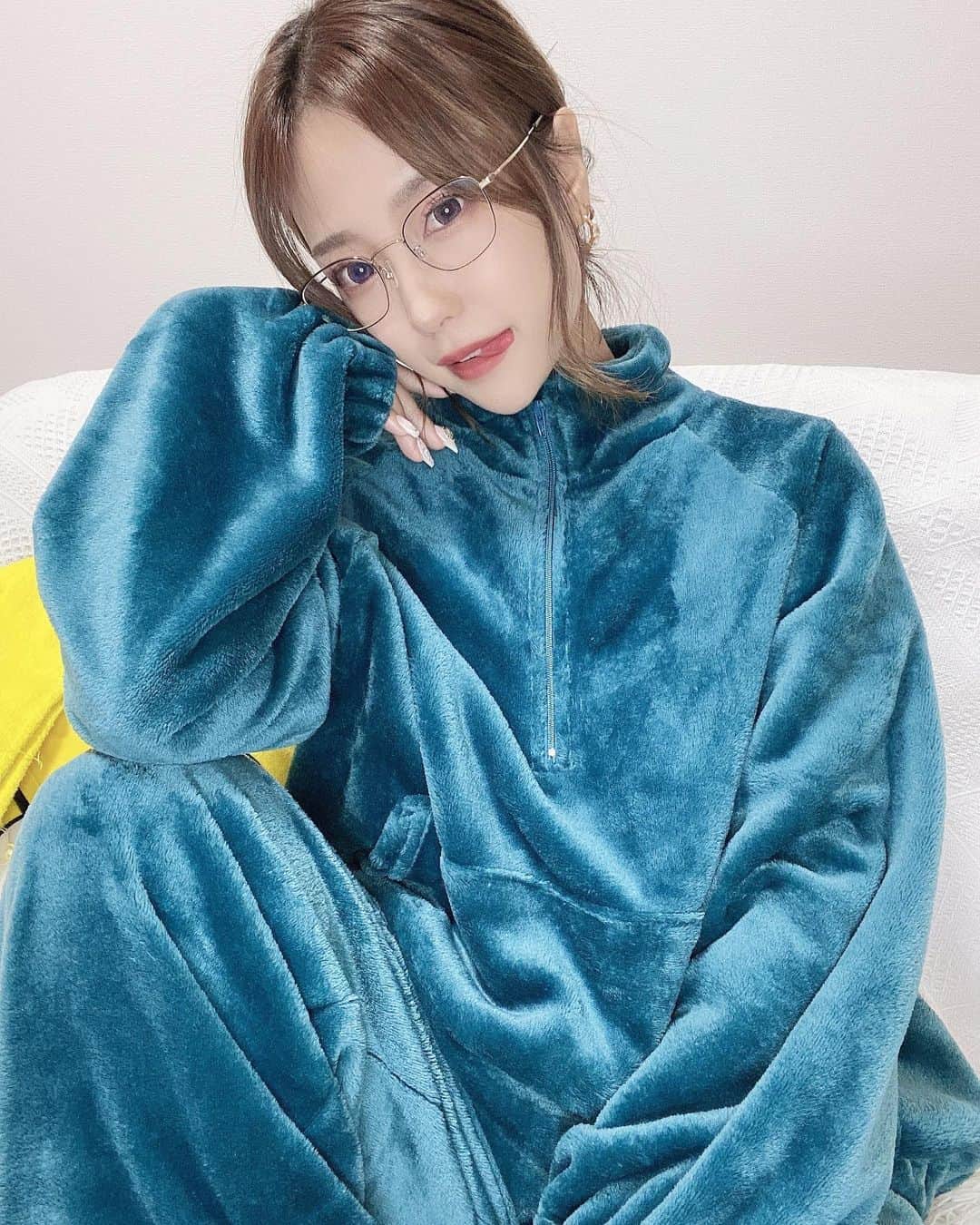 福井柑奈のインスタグラム：「. セシールさんから 『ぬくもり感じるジップアップルームウェア🧸』  ほんとに、これは、、 ふわっふわでめっちゃ気持ちいい🥰 着てもふわっふわ🫧ずっと触ってる😆 寝る時もふわふわ触りながら寝てるzzz オキシトシンめっちゃ出ます。 そしてとてもあたたかい。 ボリュームがあるのに洗濯した後はすぐ乾くよ〜🔥 この冬おすすめ！  シンプルにこの色もめちゃくちゃ好きな色だあ、、、💙💚  【大きいサイズも展開】(M～5L) なので男性も着れちゃいます💓 お揃いでどーですか🙏🏻🤤  @cecile.shopping  @cchannel_lemonsquare   #セシール #cecile #lemonsquare🍋  #部屋着 #パジャマ #パジャマ女子 #部屋着コーデ　#ふわふわ #オキシトシン #ルームウェア #ルームウェア女子 #コメント大歓迎 #roomwear #girls #selfie #selflove #winter #instagood #followme #instamood #setup #fashionista #instafashion #instadaily #love #❤️」