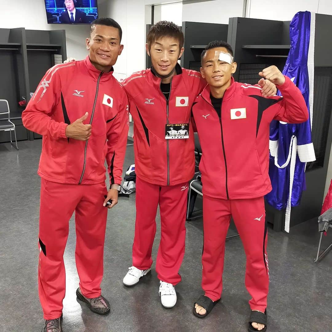 清水聡のインスタグラム：「試合後に控室にてアンディ、由樹と共に戦った3人で👍✨ 尚ちゃん拓ちゃんとも撮りたかった🤦 大橋ジム全勝で最高でした🙌 #ボクシング　#boxing #平岡アンディ #武居由樹」