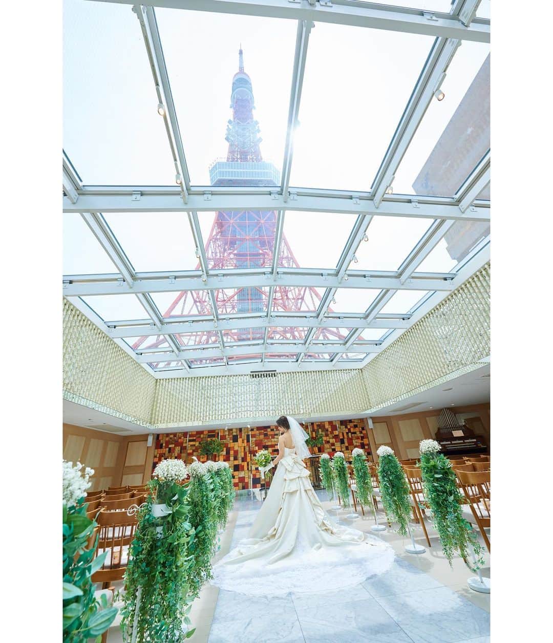 東京タワーの麓の結婚式さんのインスタグラム写真 - (東京タワーの麓の結婚式Instagram)「🗼 あたたかい光が降り注ぐチャペル "The Music Place"  名前に "Music" と入っているのには 理由があります…🍀  実は The Place of Tokyoでの挙式は 三重奏の生演奏で行われるんです♩  圧巻の景色と 美しく響く生演奏の音色の下 永遠の誓いをたてませんか…？  式場見学は平日・土日 どちらも行なっています✨ お気軽にご相談ください😊💓  〈東京タワーの目の前の結婚式場〉 @theplaceoftokyo   #theplaceoftokyo #プレイスオブトウキョウ #プレイスオブトーキョー #プレイスオブ東京 #ザプレイスオブトーキョー #ザプレイスオブ東京 #ザプレイスオブトーキョー #ゲストハウス婚 #東京タワー #東京タワーが好き #tokyotower #東京タワーが見える #結婚式 #挙式」12月15日 16時26分 - theplaceoftokyo