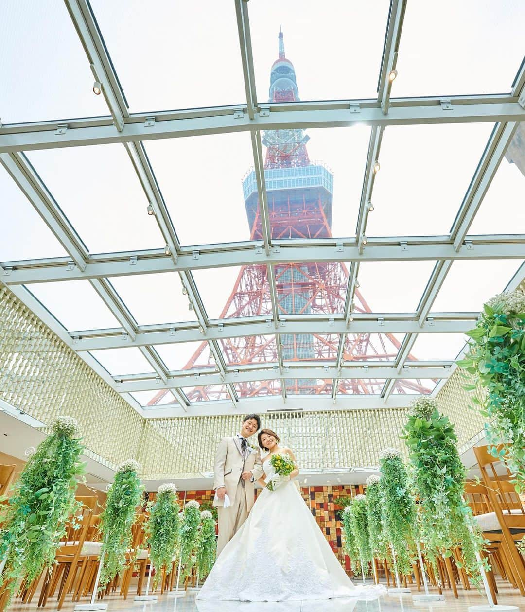 東京タワーの麓の結婚式のインスタグラム：「🗼 あたたかい光が降り注ぐチャペル "The Music Place"  名前に "Music" と入っているのには 理由があります…🍀  実は The Place of Tokyoでの挙式は 三重奏の生演奏で行われるんです♩  圧巻の景色と 美しく響く生演奏の音色の下 永遠の誓いをたてませんか…？  式場見学は平日・土日 どちらも行なっています✨ お気軽にご相談ください😊💓  〈東京タワーの目の前の結婚式場〉 @theplaceoftokyo   #theplaceoftokyo #プレイスオブトウキョウ #プレイスオブトーキョー #プレイスオブ東京 #ザプレイスオブトーキョー #ザプレイスオブ東京 #ザプレイスオブトーキョー #ゲストハウス婚 #東京タワー #東京タワーが好き #tokyotower #東京タワーが見える #結婚式 #挙式」