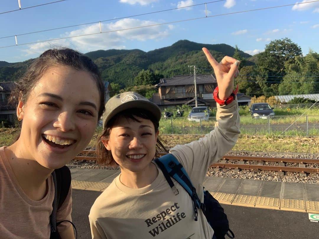 仲川希良のインスタグラム：「#adventcalendar 🎄11 ・ ちっともポンポンお答えというテンポにならない……私の文章はいつもそう…… しかしアドベント折り返しどころかもう12月折り返し！ ポンポンいくぞ！ポン！ ・ ・ 「おすすめの山の楽しみ方」 というテーマいただきました ・ 以前出した「わたしの山旅 広がる山の魅力・味わい方」という本で私の山の楽しみ方についてはたっぷりご紹介していますが 先日「これも割と好きな山歩きのしかただなー」と思った出来事がありまして ・ ズバリ「友人とのキャッチアップのため」の山歩き ・ 友人と久しぶりに会うとき その人がハイキング慣れしてる場合は山に誘うことがあります ・ 最近どう？何してた？ ってカフェで話すのもいいんですが 山の方がなんとなく本音のテンションに近い気がする 話す予定がなかったことまでポロリと聞けたり話したりできる気がするのです ・ ・ 向かい合って座るのではなく 同じ方向を見て歩いているのがいいのかなぁと思います ・ 相手はいるんだけど ちょっとひとりで呟いてる感覚に近くなる 話す側も聞く側も 表情を演出したり反応に迷ったりしなくていい ・ それから体を動かしていると取り繕えなくなる 肉体的に負荷がかかってる分良い意味で余裕がなくなるのかな ・ 個人的には 山で嘘をつくとあまりの不自然さに居心地が悪すぎて あの環境ではいつもよりずっと正直になってしまうんですよね ・ ・ この11月でその大役を終えたランドネ元編集長の佐藤泰那さん ・ 秋のはじめにそれこそ「最近どう？」って 久しぶりにプライベートで一緒に山に登りました ・ 仕事に対して新しく勉強していることも好きなアスリートの試合のチケットをとることも 同じ熱心さで語っていて 編集長を退くことはそのなかでサラリと教えてくれました ・ まあ 山での会話をあまり公開するのもどうかと思うのでここまでにしますが ・ 求めることも求められることも 柔らかく静かに熱く取り組む姿 同い年の友人として改めて尊敬……という自分の気持ちに私が気付いたのは帰宅してから ・ 登山中はすっかりその子リスのような愛らしさに癒されていて笑 私はというと子育てのドタバタにかまけて澱んでいる自分をそのまま垂れ流してしまったな 恐るべし泰那さんパワー そして山パワー ・ ・ この日は高麗駅側から日和田山に入るという極短ルートにも関わらず 道に迷った上に山頂にたどり着かないまま下山 余裕をもって戻ったはずの駅でボンヤリし過ぎて電車も乗り逃すという…… ある意味とても私たちらしい展開で (写真は山で撮りそびれて駅で撮ったツーショット……こんなことしてるから乗り逃す……) ・ 開放的なおしゃべりに集中するあまりそんなハプニングが起こりがちなので要注意ではありますが おすすめですよ 山でのキャッチアップ ・ ・ ・ ……全然「ポン」と書けなかった笑 ・ ・ ・  #⛰ #登山 #トレッキング #ハイキング  #山旅 #日和田山」