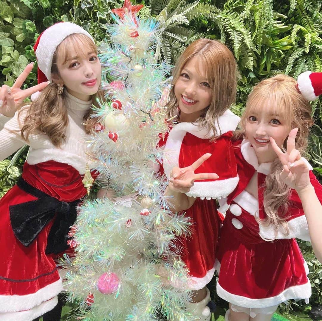 吉川ちえのインスタグラム：「【⛳️🎅⛳️🎅⛳️🎅】 . 先日青山にあるインドアゴルフ パークナイン( @loun9ine )さんで RUMIRINGO CUP 🍎👑が開催されました👏💓 . 参加者を募集かけて 応募してくださった方本当に感謝です🙇‍♂️😭❤️ 中々ゴルフやってるフォロワー様がいなくて不安の中イベント🎪無事に開催出来て本当に良かったです☺️✨ わざわざちえチームに参加してくれた方ありがとうございました🎀 私みたいなラウンドも行った事ないような初心者🔰のチームに入ってくれて頭があがりません😫🫶❤️ たくさん皆さまに助けられました⛳️w💓 なんとなんと11人中10人が 女性という私のチームは終始女子会みたいで皆さん優しくて、楽しくイベント過ごせました😍❤️ なんか学生時代の部活みたいで楽しかったです😊 本当に本当にありがとうございました😫🙏❤️ . イベントでは色んなシュミレーション⛳️をやって 競ったりお昼休憩にはシェフ2人👨‍🍳 @waltearth_chef @h_mami_gon . の素晴らしい料理を食べました✨ 凄く美味しかったです😋 . この日はゲストはサンタコスだったのでサンタコス着ました🫶✨ 髪の毛が長いので邪魔にならないように ヘアメイクのしんさん👧🏻💞 ( @sin_hairmake )に ヘアセットしてもらいました😊✌️ 編み込みおさげヘアー💓 . この企画に声をかけて頂いた るみりんごちゃん🍎 ( @rumi_official_0616 ) 同じくゲストのなつみちゃん❤ ( @natsumi.aoi ) . 声をかけて頂いてありがとうございました🫶💓凄く思い出になる1日でした🙄 るみちゃん沢山準備してくれて感謝です🙇‍♂️ . ✨協賛✨ @gengen_ch @rrsalon.aoyama @salon_nine999 . #ゴルフ #パークナイン #青山パークナイン #rumiringocup  #ゴルフ初心者 #ゴルフ女子 #ゴルフ初心者女子」