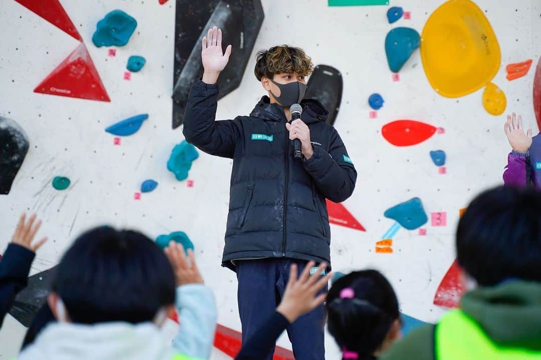 原田海のインスタグラム：「先日のイベントの写真たち📸  photo by: @pump_onlineshop   #日新火災 @redbulljapan @champion_japan @scarpaspa @frictionlabs #住友商事 @bpump_ogikubo @globalwifi_official @kssk_climbing @basefood_tokyo  #climbing #sportsclimbing #sports #bouldering #クライミング #ボルダリング」