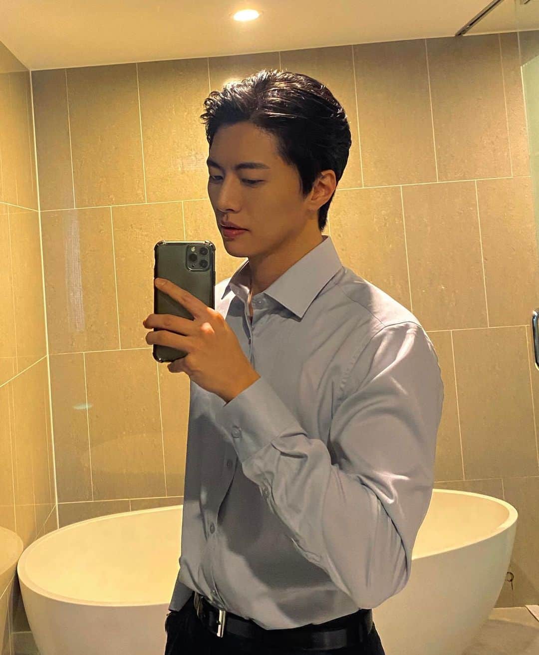 シン・スハンのインスタグラム：「오랜만에 깐수항 🤫 화이팅👊🏻」