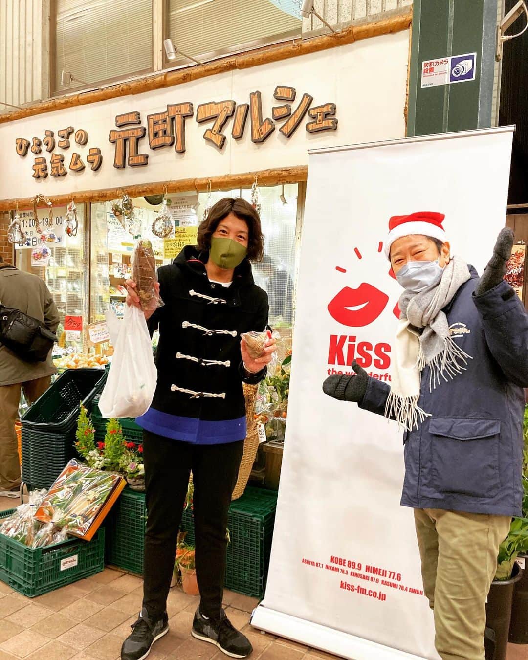 中野耕史のインスタグラム：「バッタリと #KAZZ  さん♪ 突然のサンタ中野でしたー🎅 #kisswave #元町マルシェ」