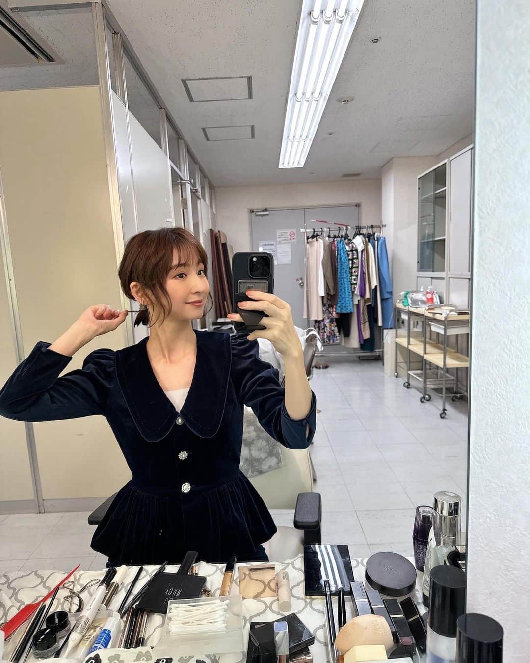 篠田麻里子のインスタグラム：「本日19時から、 MBS「プレバト！！」の俳句に 出演しています！！ ぜひ、皆さん見てくださいね😊  衣装 @manoushjapan」