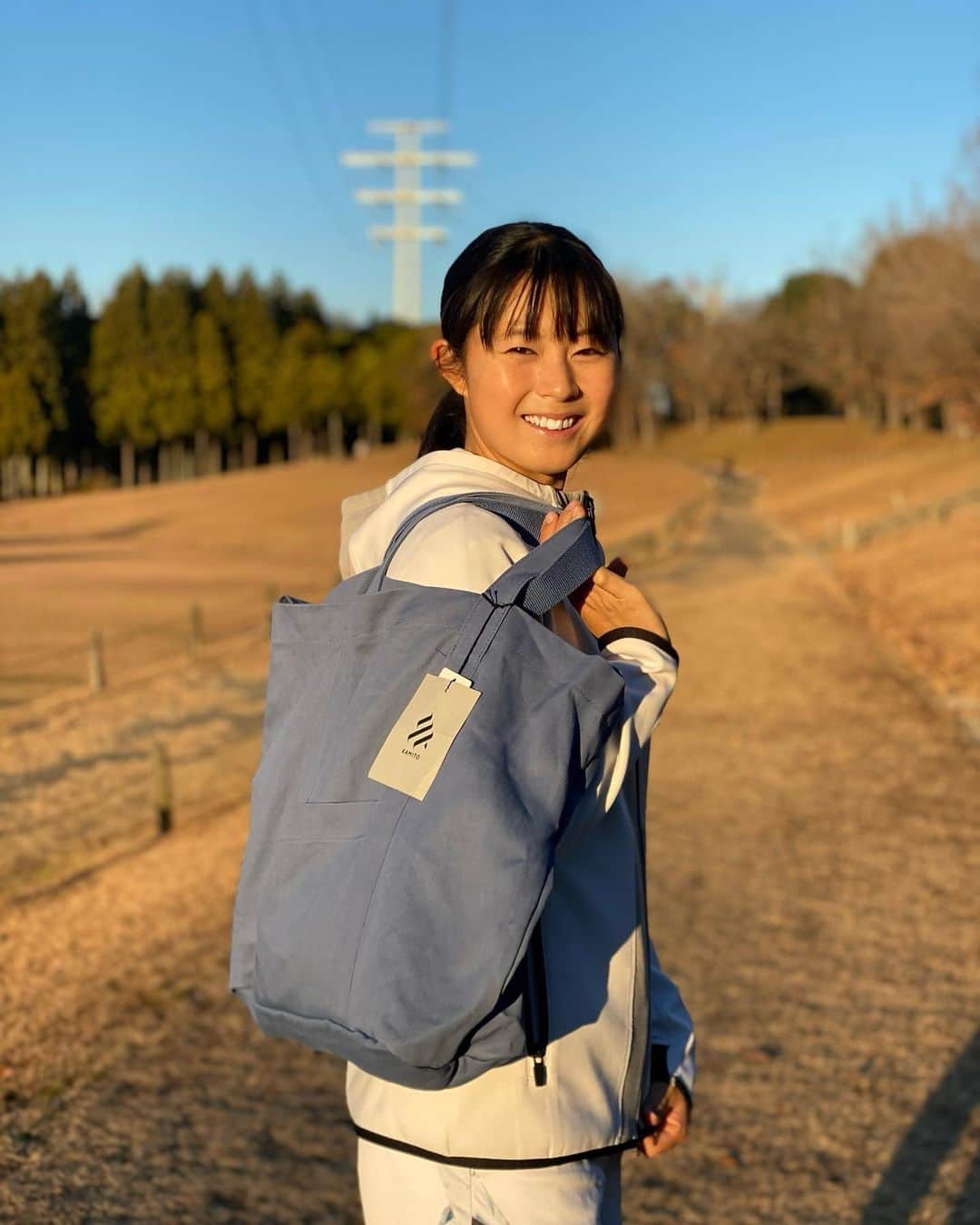 佐藤久真莉のインスタグラム：「<KAMITO>⁣ 和紙を100%利用したサステナブルな生地素材のトートバッグ⁣ 環境改善に貢献し、製造工程の負担の軽減と自然界との調和を目指したブランドです。⁣ 軽さも触り心地も抜群です！皆さんも是非！⁣ ⁣ #テニス ⁣ #テニス女子⁣ #テニスウェア ⁣ #プロテニスプレイヤー ⁣ #スポーツ ⁣ #スポーツウェア ⁣ #スポーツ女子 ⁣ #武内総合会計⁣ #富士薬品 ⁣ #アドミラルアスレ⁣ #吉田歯科クリニック ⁣ #ヨネックス ⁣ #professionaltennis ⁣ #tennis ⁣ #tennisgirl ⁣ #tennisplayers ⁣ #sports ⁣ #admiral」