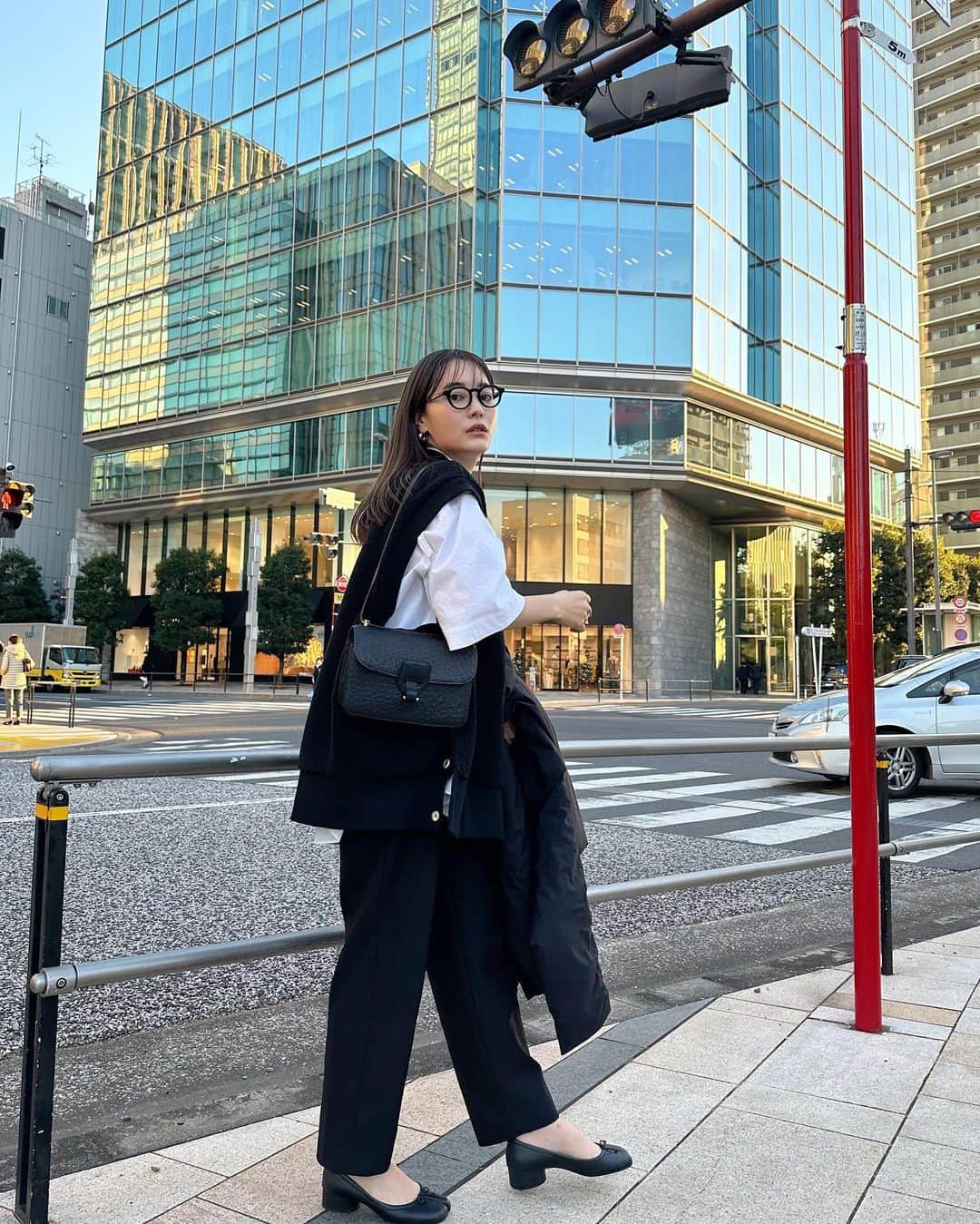 林みなほのインスタグラム：「OOTD  メンズのお洋服ブーム到来中🫶  outer/vest/shirt… @united_tokyo  pants… @1f_clothing  shoes… @maisonmargiela  bag… @hermes eyewear… @junna × @glassage_official  #ootd #fashion」