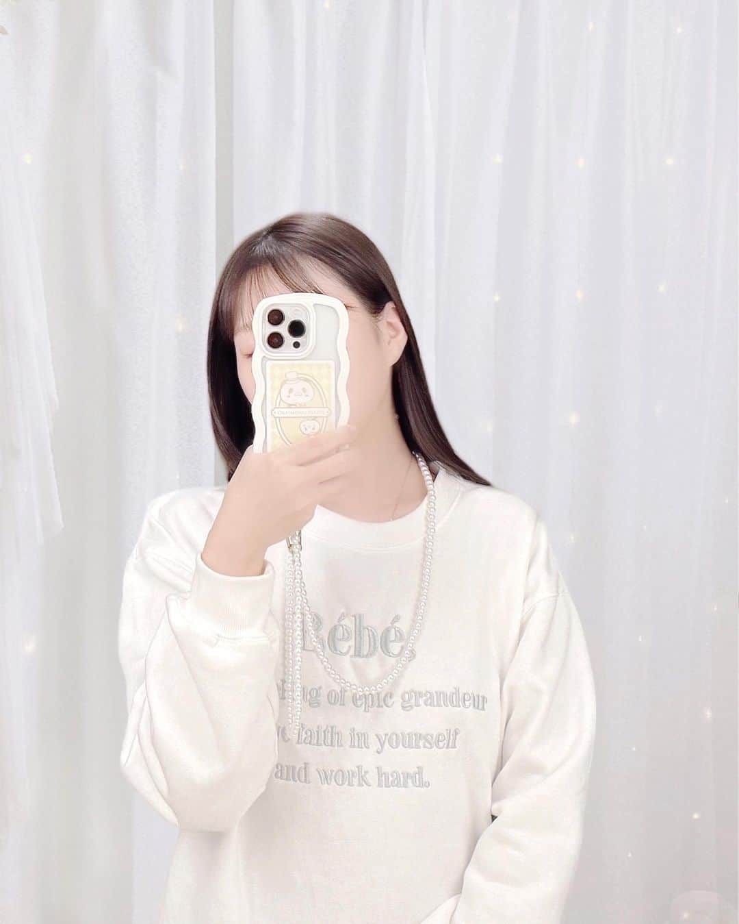 月森世菜のインスタグラム：「新しいスマホケースと♡ チェーンも可愛くて使いやすくて良き🤍🫧  最近楽天モバイルを使い始めて 電波状況など心配だったけど、 大阪駅に行った時も問題なく使えたよ！  料金プランもワンプランでデータ使い放題で最大月2,980円（税込3,278円）と分かりやすくて良かったです💌🫧  ♡ ♡ ♡  #楽天モバイル #pr #vintagegirl #pearlnecklace #スマホケース #スマホショルダー #スマホストラップ #スマホチェーン #パンダ #パンダグッズ #grl #grl購入品 #トレーナー #ガーリー #フレンチガーリー #iphoneケース #スマホカバー #古着コーデ #古着女子 #パール #パールネックレス」