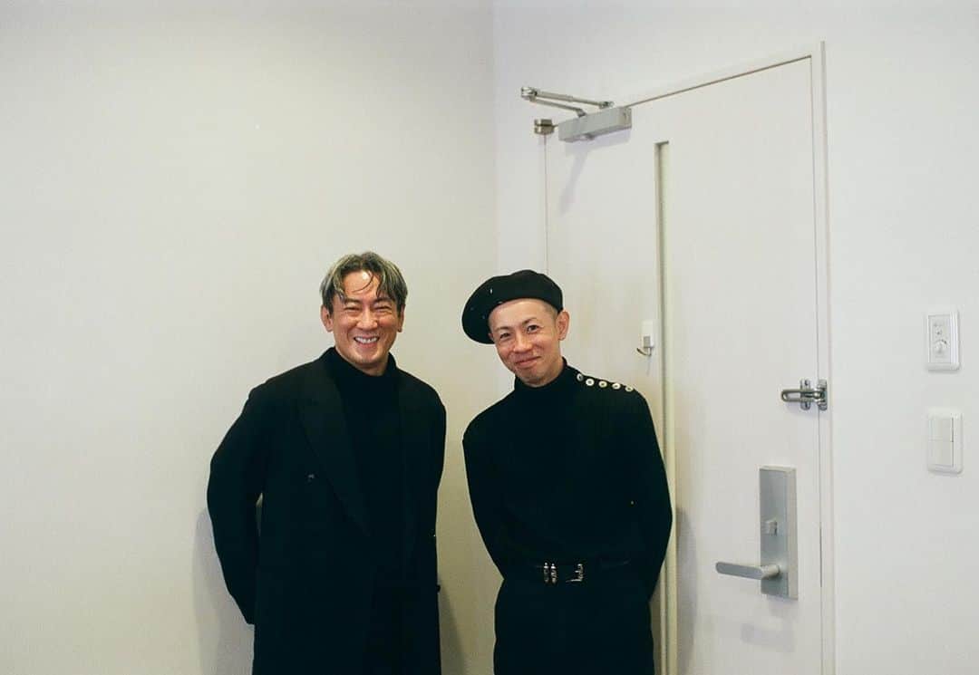 ハマ・オカモトのインスタグラム：「✂︎👔📸 各々とはまだまだ年末にかけてお会いしますが、 お2人が揃ったお仕事は先日の現場が年内最後でした。  ハマ・オカモトにとっての "風神 雷神" お2人の手で作り上げて頂いたハマ・オカモトが、 今年も沢山ありました。 絶対的な安心感と刺激を今年もありがとうございました。 本年も本当にお世話になりました！  来年も、楽しいお仕事沢山ご一緒できたらと思います！ よろしくお願い致します😌  📸」